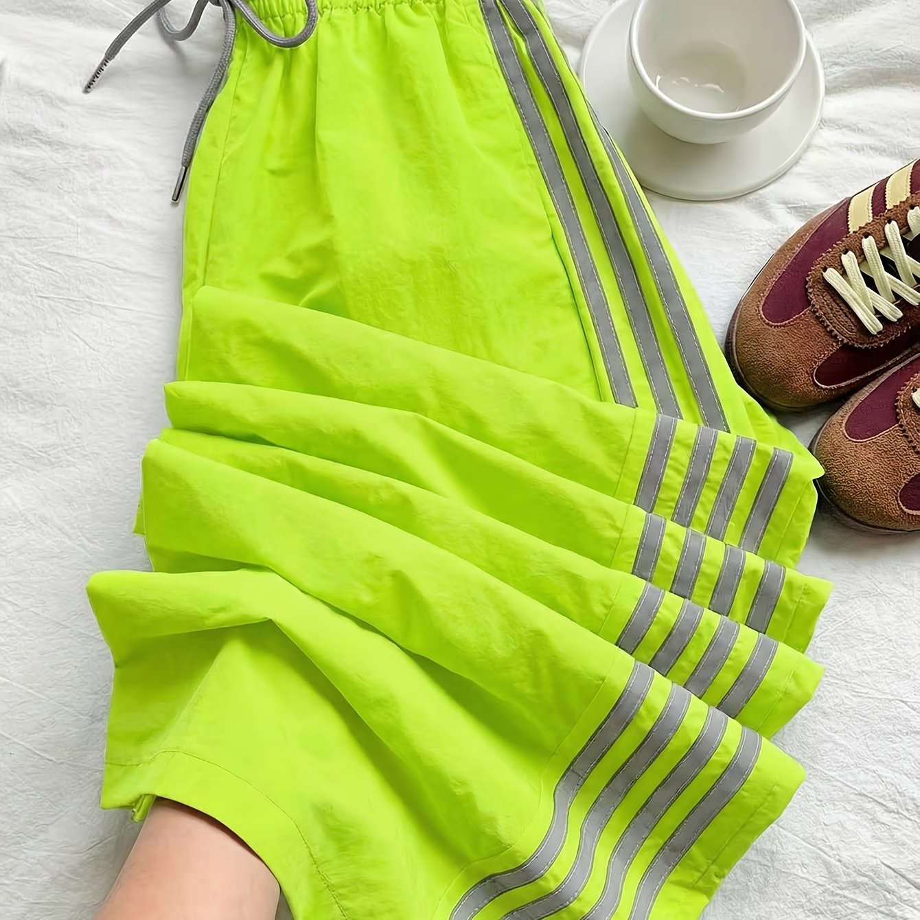 Damen Weitbeinige Athleisure Hose mit Streifen und Kordelzug – Sportlich & Lässig