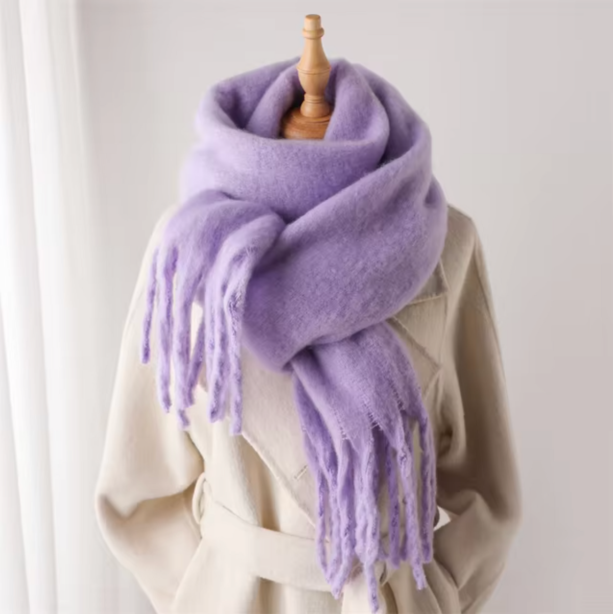 Weicher Winterschal mit Fransen und Zopfmuster-Finish