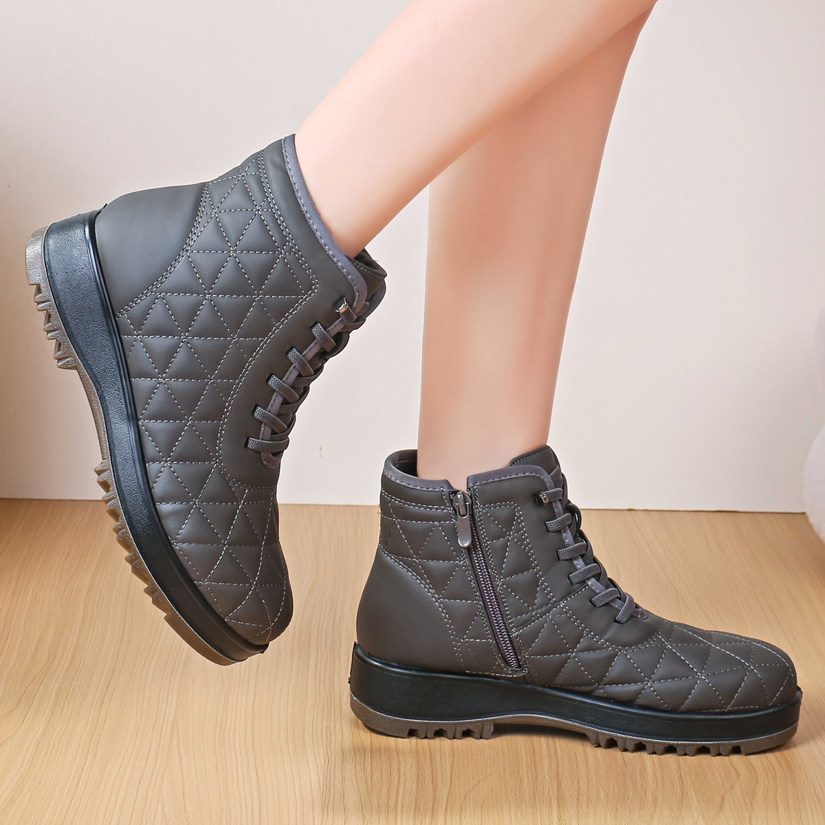 Damen Winterstiefeletten mit Steppung und Schnürung, warm gefüttert