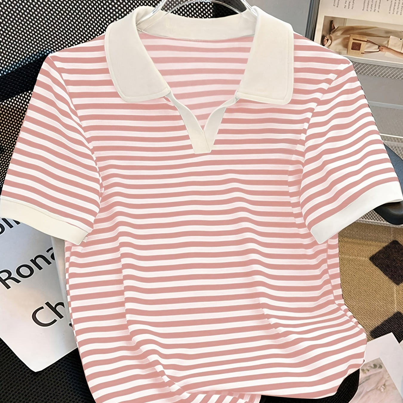 Damen Polo Shirt mit Streifenmuster und V-Ausschnitt – Eleganter Freizeit-Look
