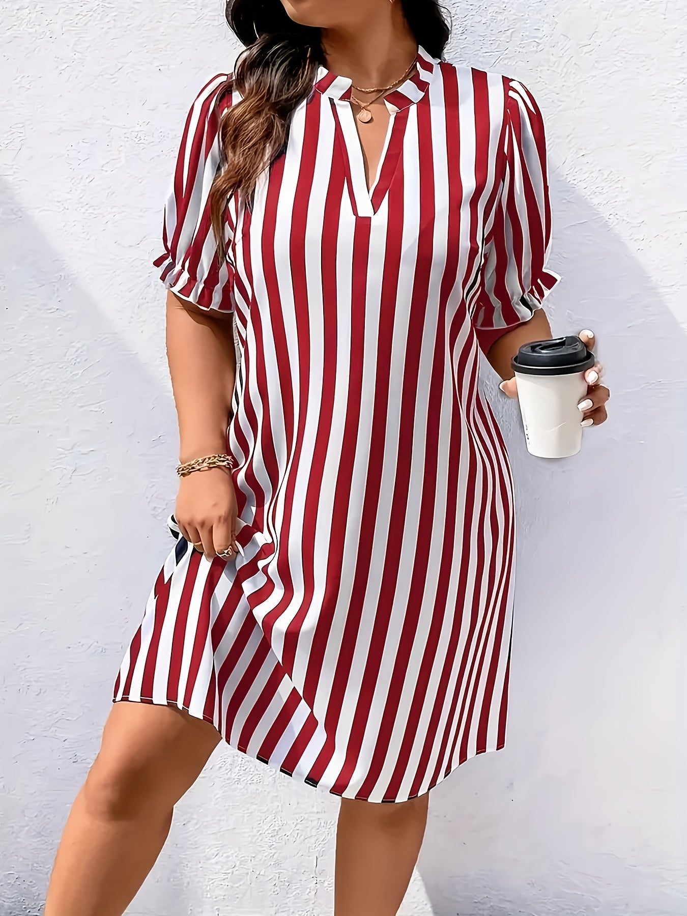 Damen Freizeitkleid mit vertikalen Streifen und V-Ausschnitt – Eleganter Alltagsstil