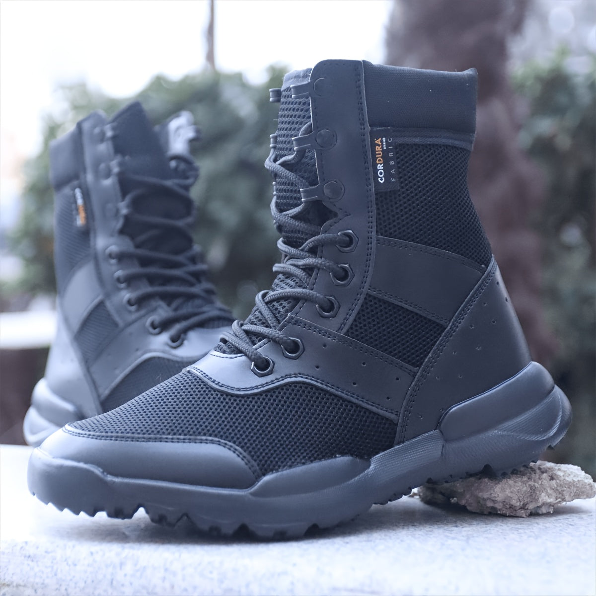 Schwarze knöchelhohe Schnürstiefel mit Profilsohle und Mesh-Einsätzen