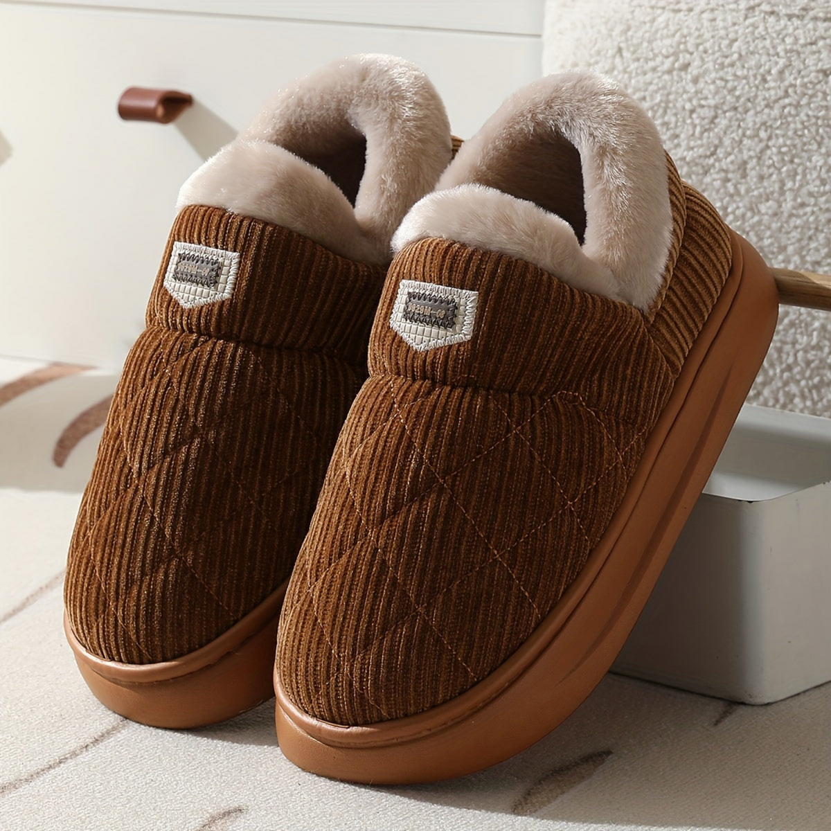Unisex Winter Hausschuhe, Stepp-Design, weiches Futter, dicke Sohle