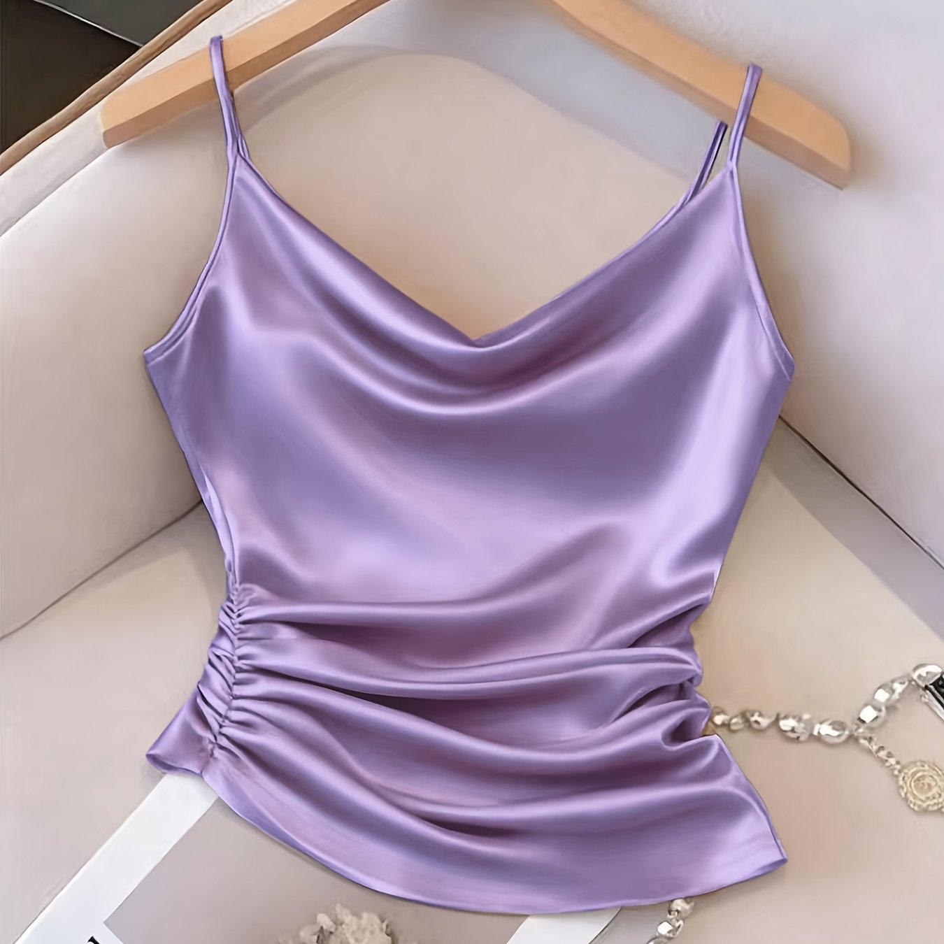 Damen Satin-Camisole mit Wasserfallausschnitt und Raffungen – Elegantes Oberteil für Abend und Party