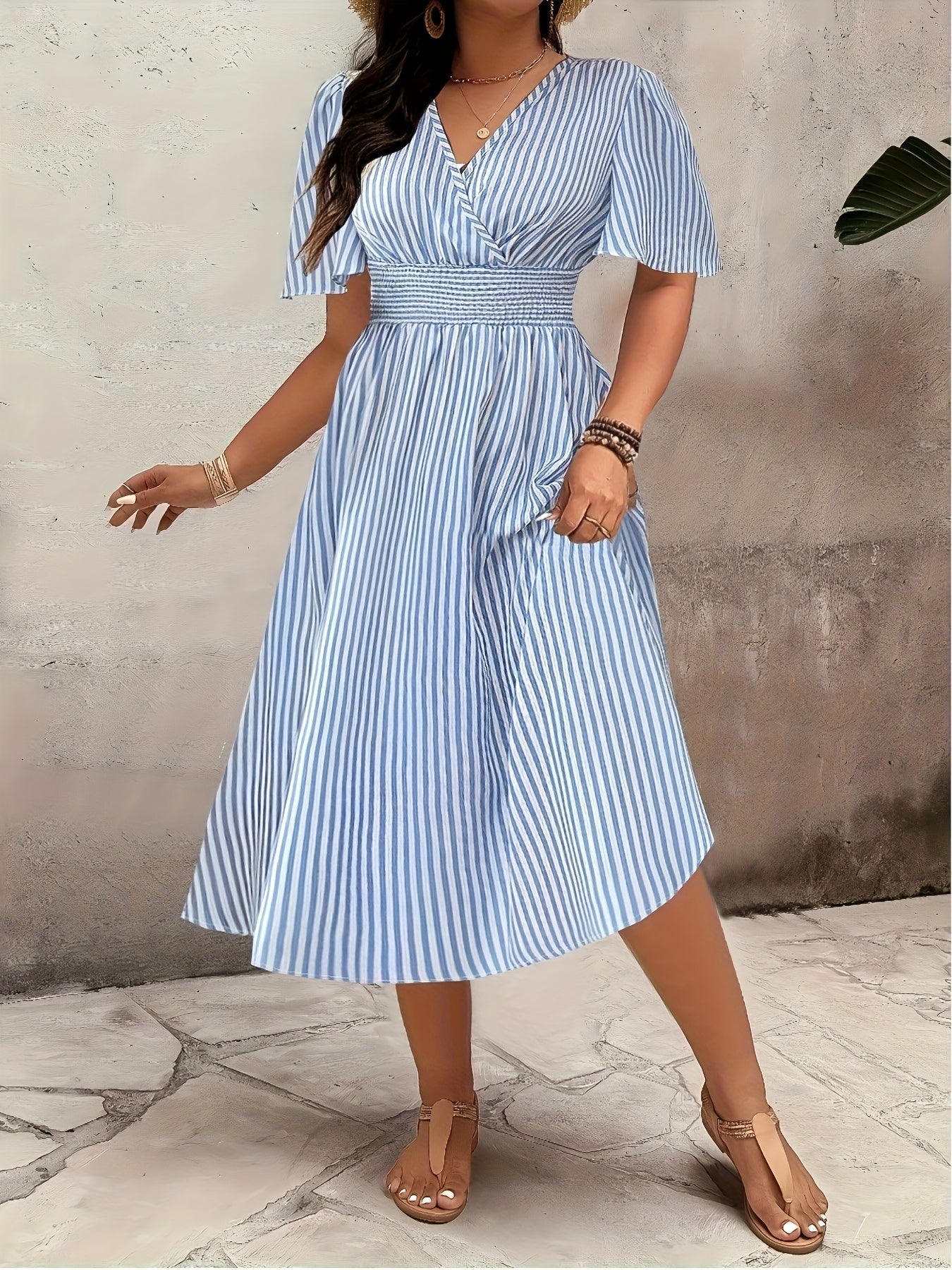 Damen Elegantes Streifenkleid mit Wickeloptik und Sommer-Flair – Perfekt für festliche Anlässe oder Alltag