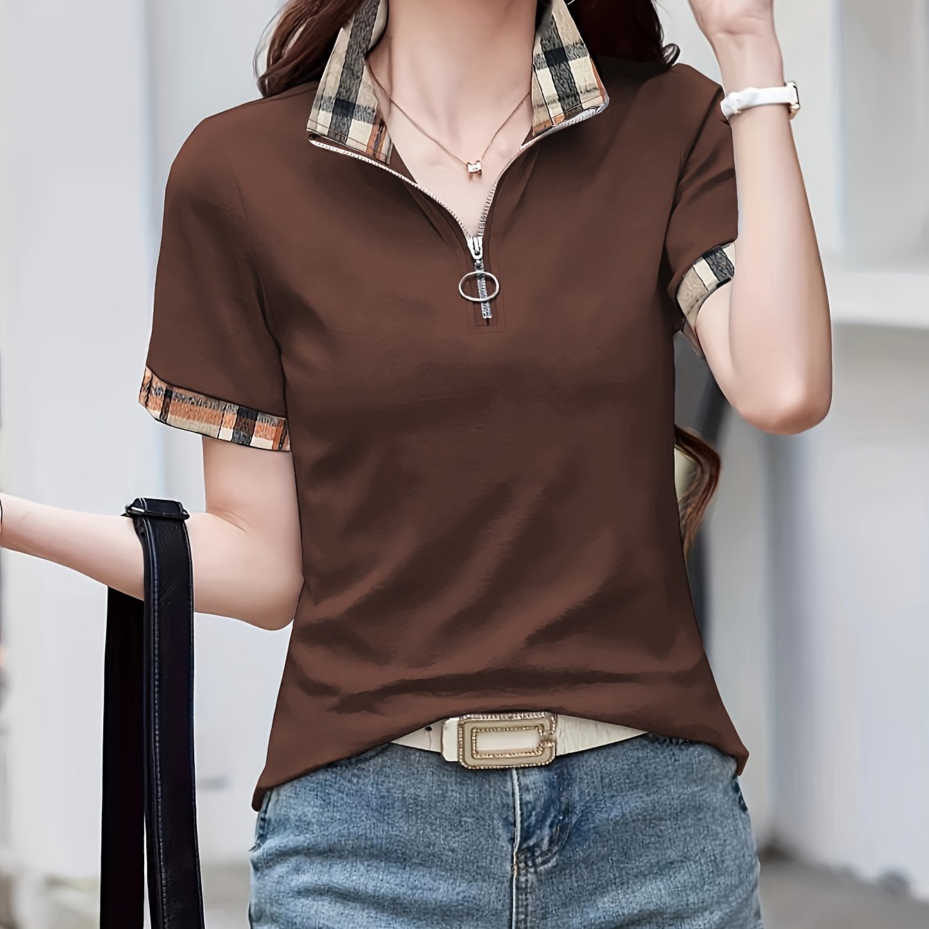 Damen Casual Poloshirt mit Reißverschlusskragen und Karodetails – Modisches Freizeitshirt für Alltag und Ausgehen