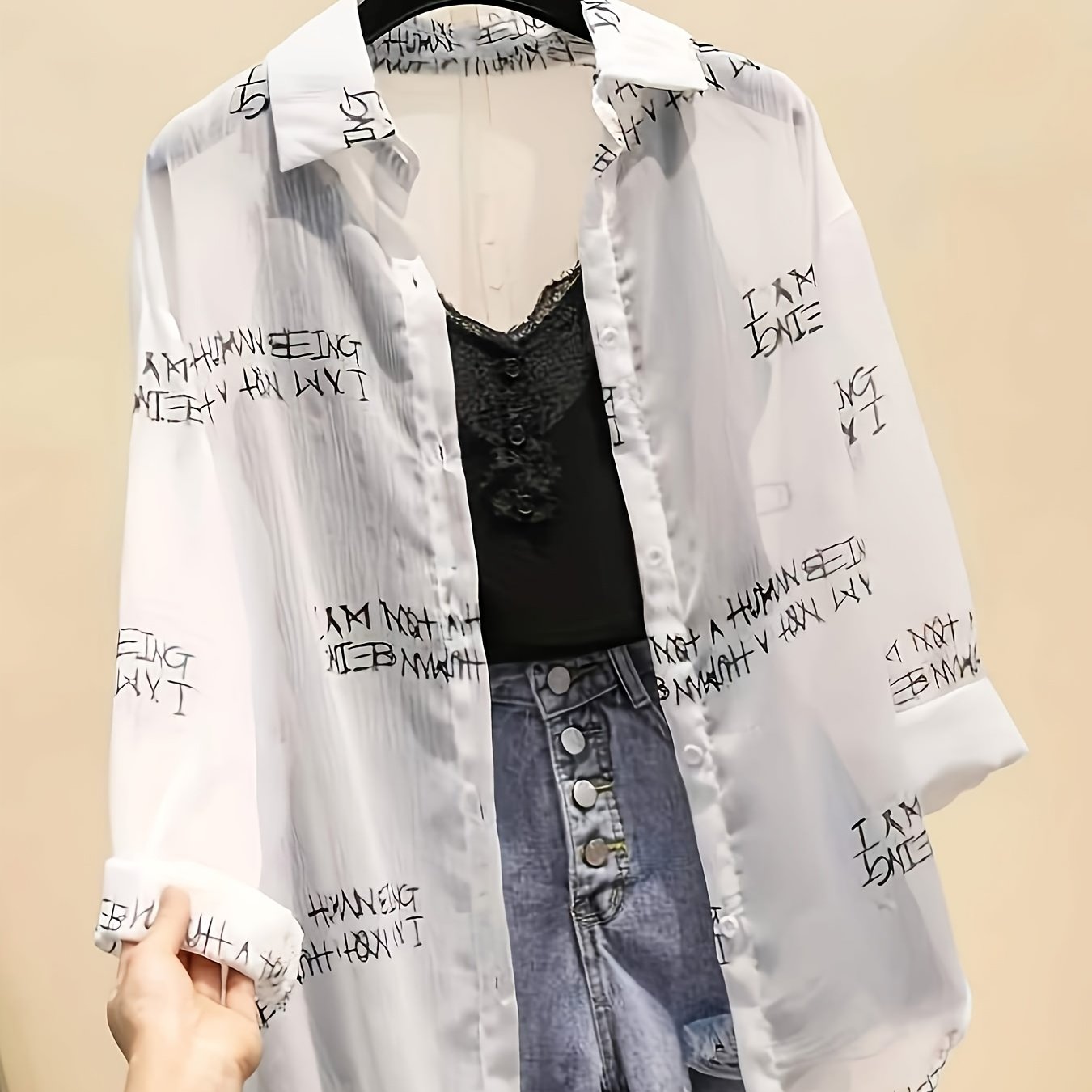 Damen Oversize Hemd mit Zeitungsdruck und High-Waist Denim Shorts – Modisches Freizeit-Outfit