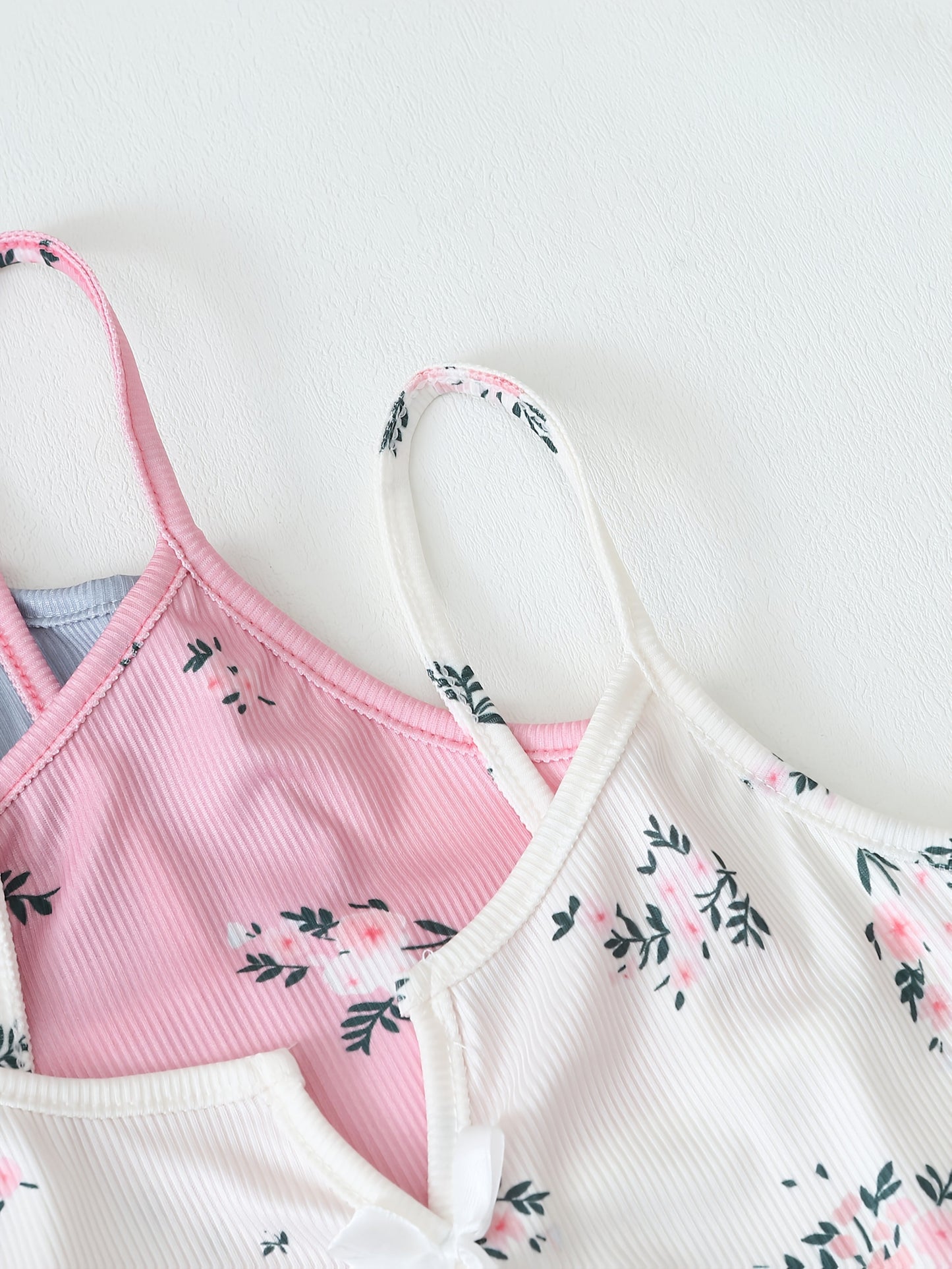 Damen Pyjama Set mit Blumenmuster – 3-teiliges Sommer Schlafanzug Set mit Shorts und Träger-Top, für entspannte Nächte