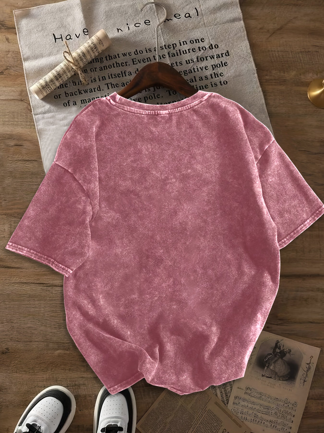 Damen Freizeit T-Shirt mit Print und High-Waist Jeansshorts – Urbaner Sommer-Look