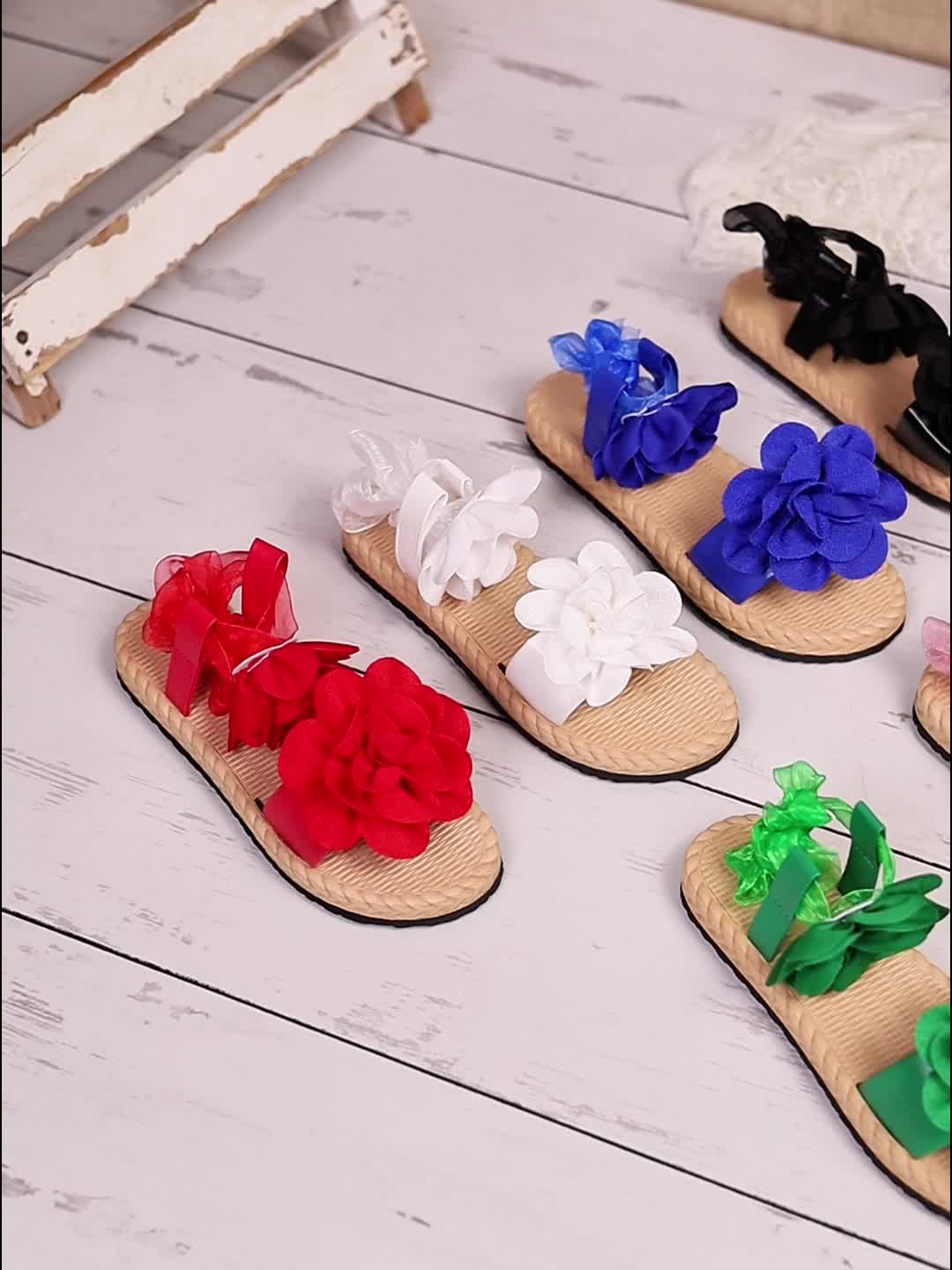 Damen Sandalen mit Blumenverzierung und Schleifen – Verspielte Sommerschuhe im femininen Stil