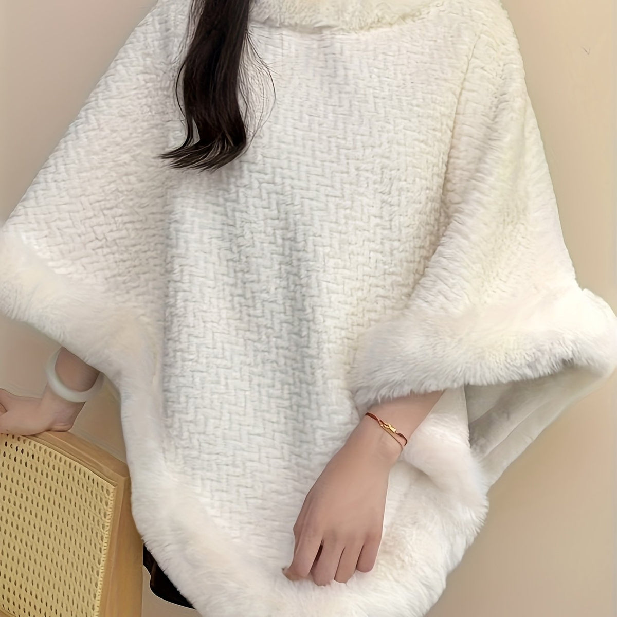 Damen Poncho mit Rollkragen und Kunstfellbesatz - Weiche Strickoptik