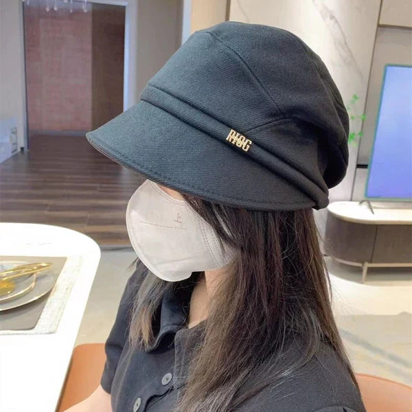 Damen Beanie Mütze mit Krempe und Metall-Applikation
