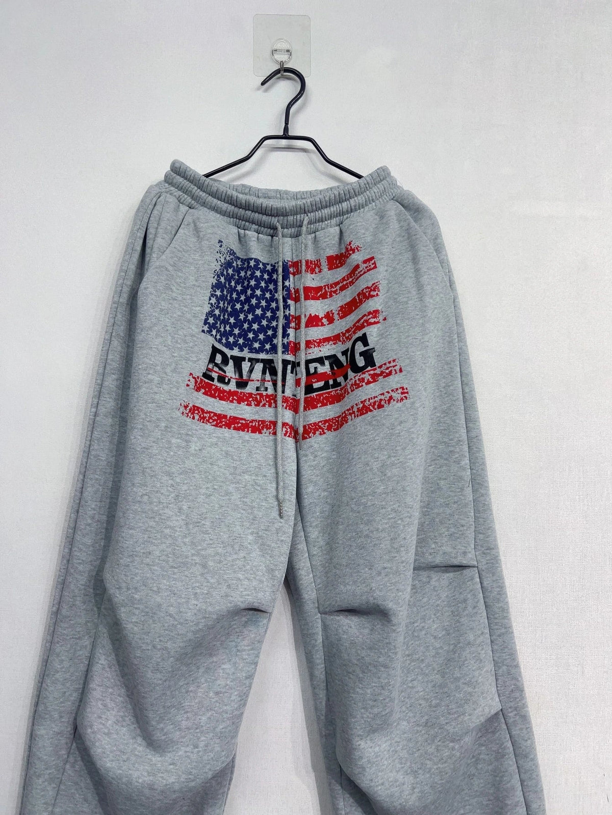 Damen Baggy Sweathose Grau mit Gummizug und Kordelzug, Weites Bein mit Flaggen-Print