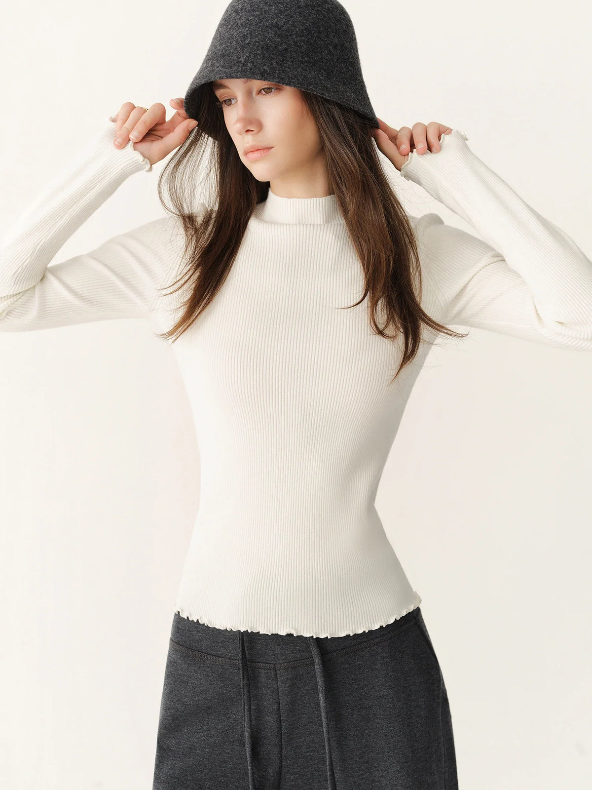 Geripptes Langarmshirt mit Stehkragen und Wellensaum Damen