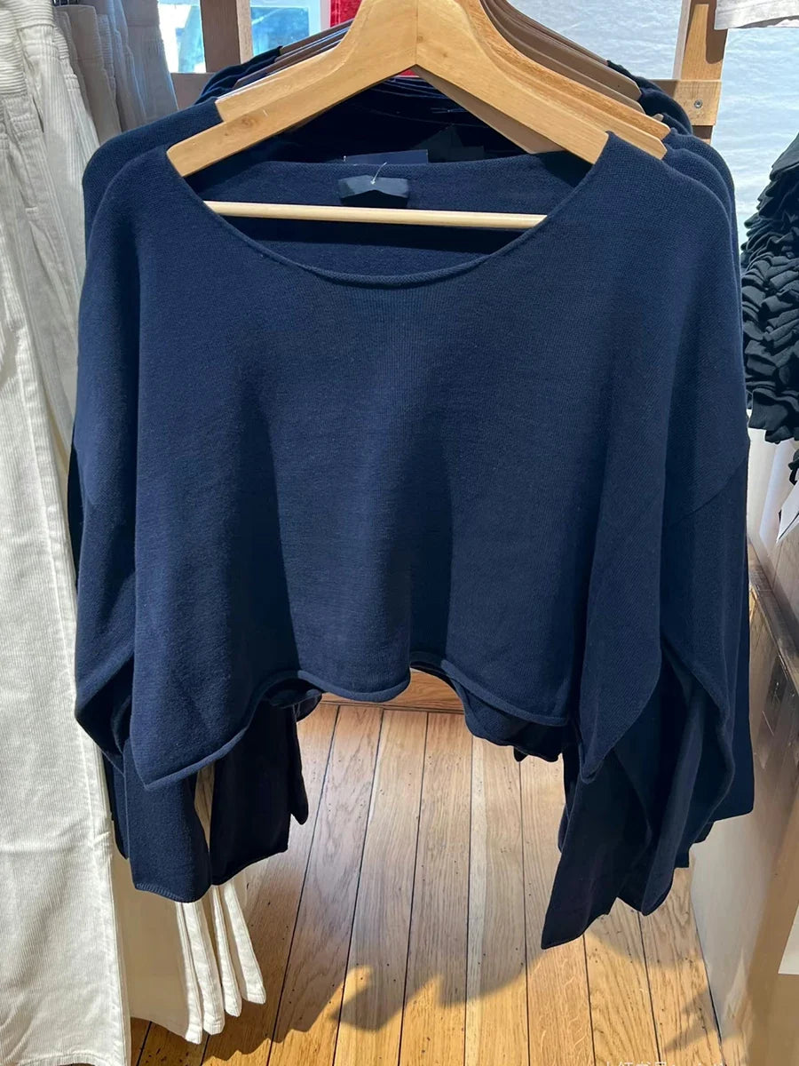 Damen Langarm Oberteil, Crop Top mit weitem Ausschnitt und asymmetrischem Saum