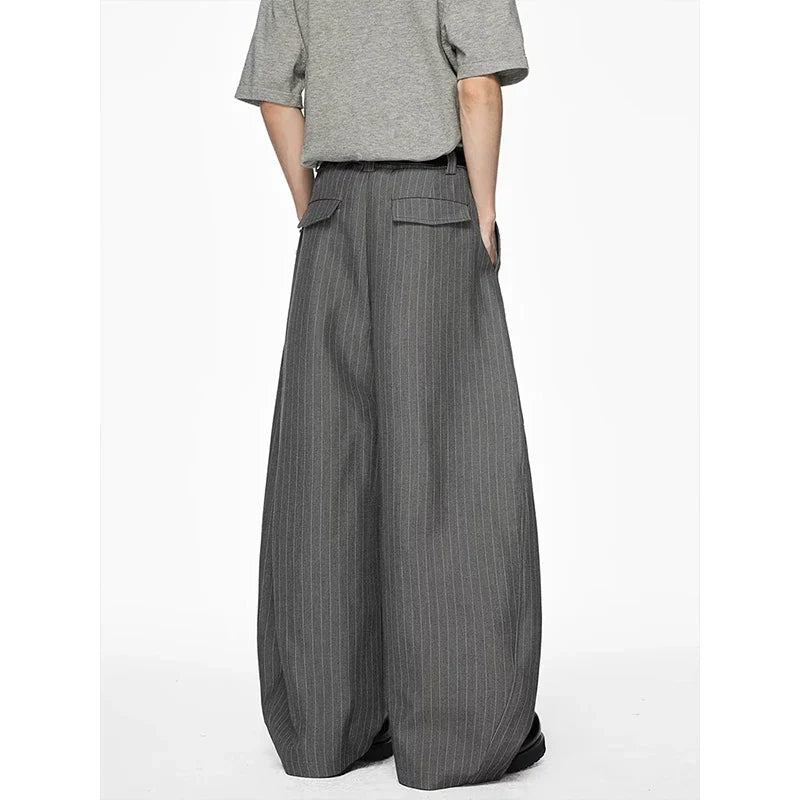 Weite Herren Stoffhose mit Nadelstreifen Grau