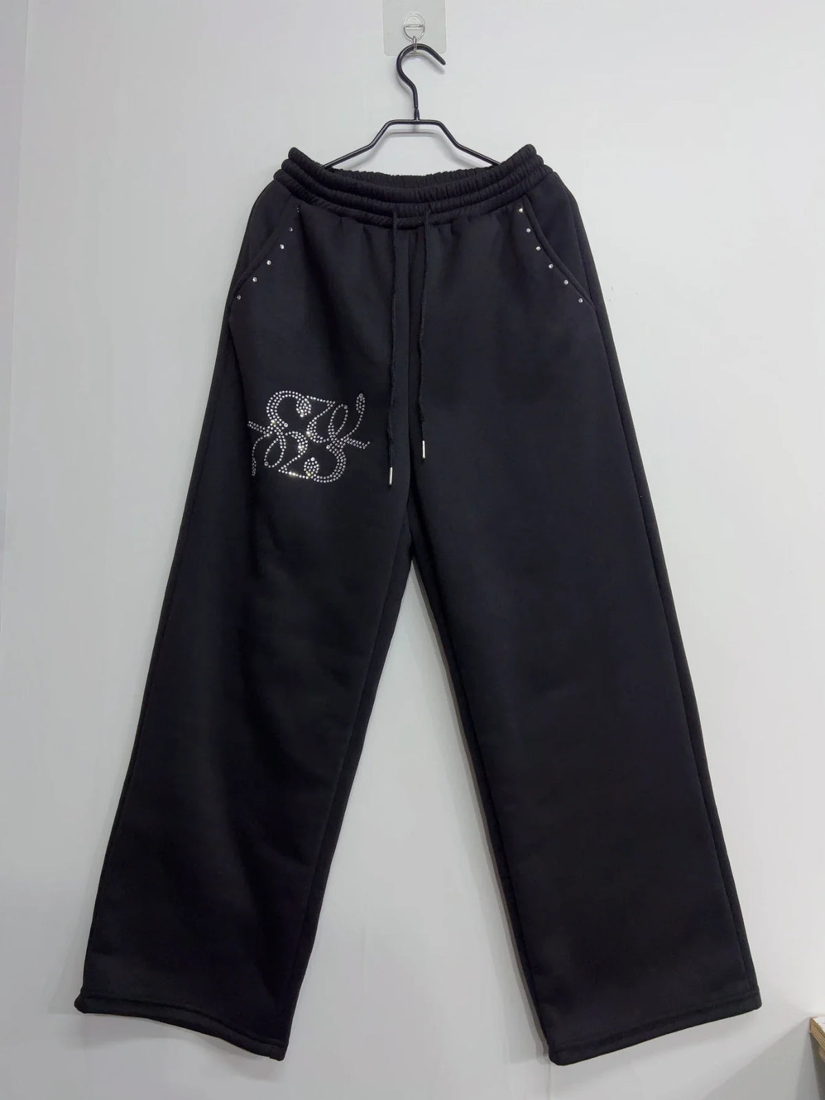 Schwarze weite Freizeithose für Damen mit Strass-Details und Kordelzug