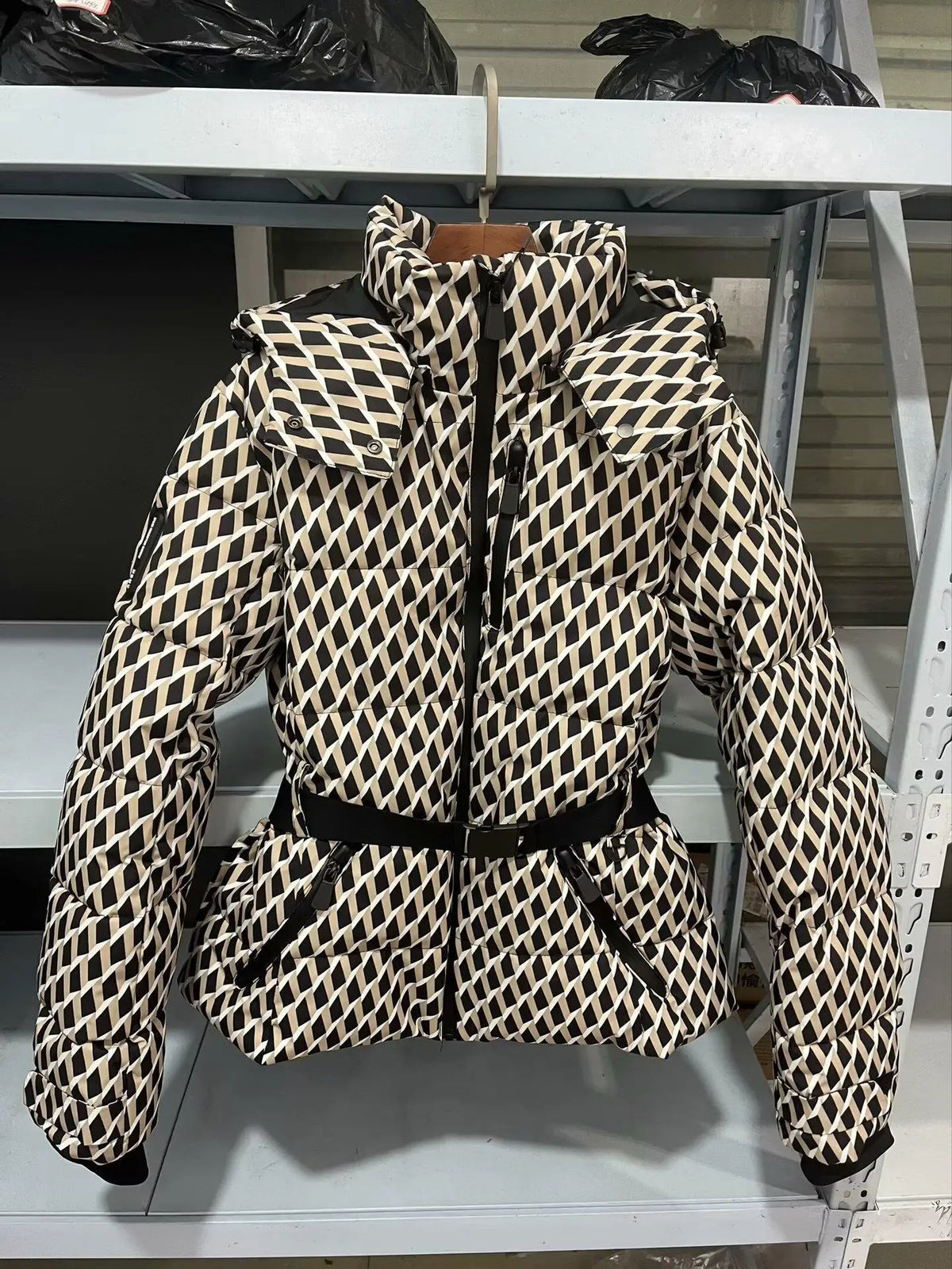 Gepolsterte Damen Winterjacke mit Kapuze und Gürtel, kurzer Schnitt, in Schwarz