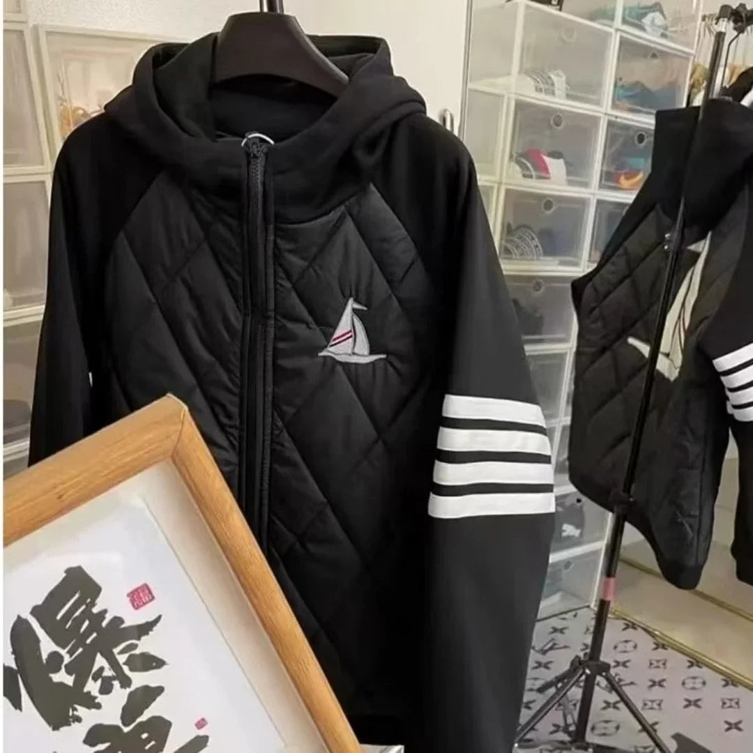 Steppjacke mit Kapuze und Segelboot-Patch, Raglanärmel
