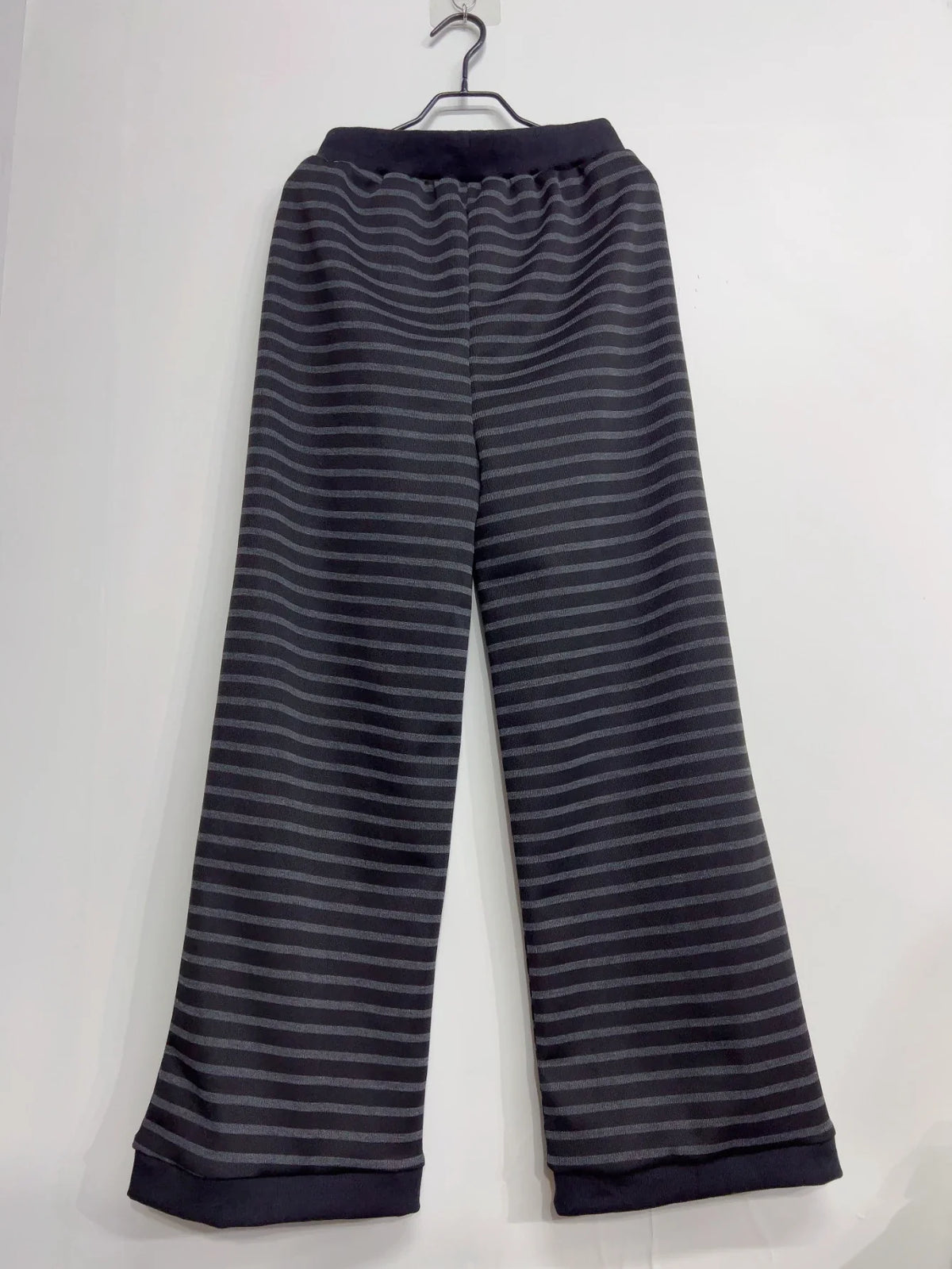 Damen Freizeithose mit Wellenstreifen Strickhose Weites Bein Schwarz Grau