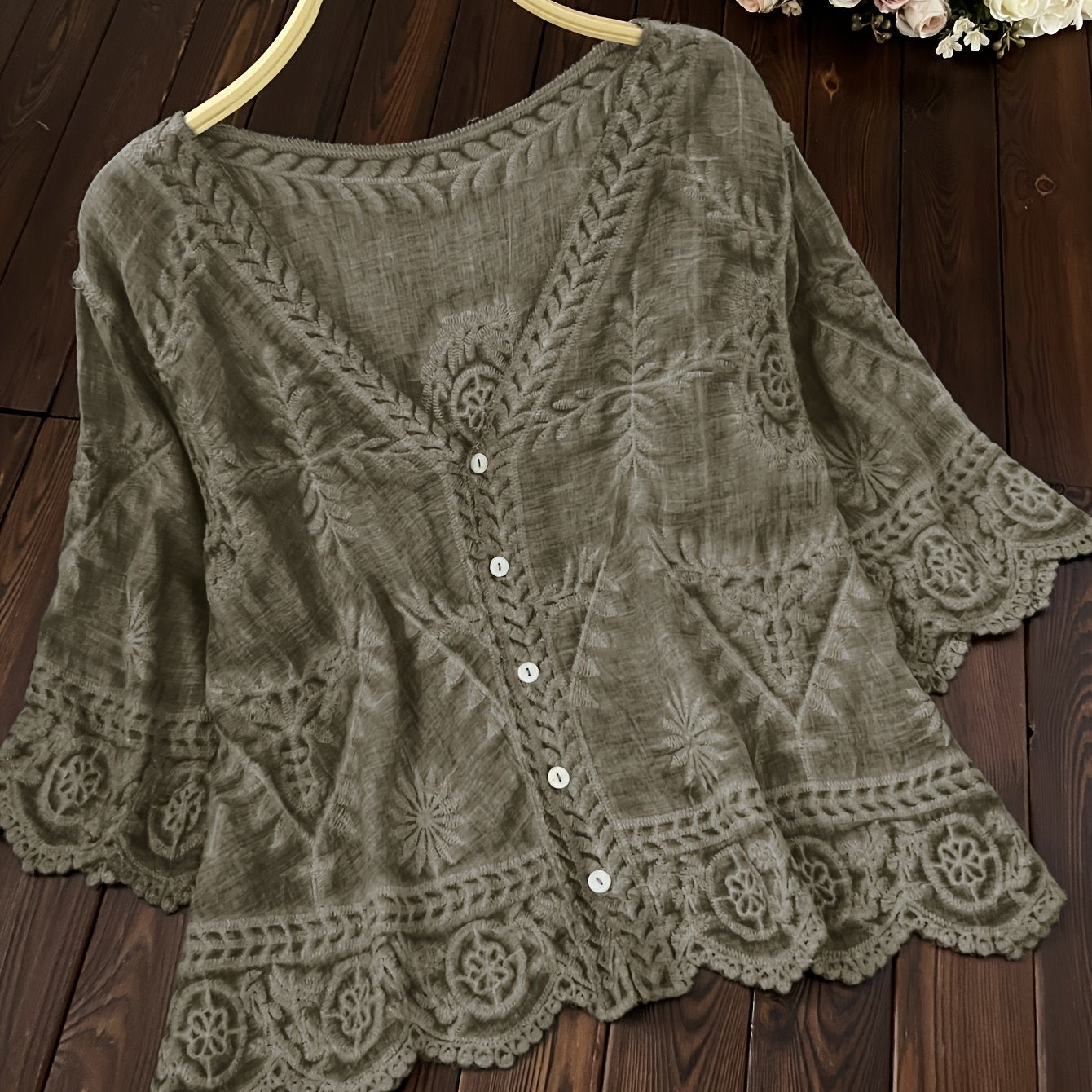 Damen Bluse mit Stickerei und V-Ausschnitt, 3/4-Ärmel, Knopfleiste