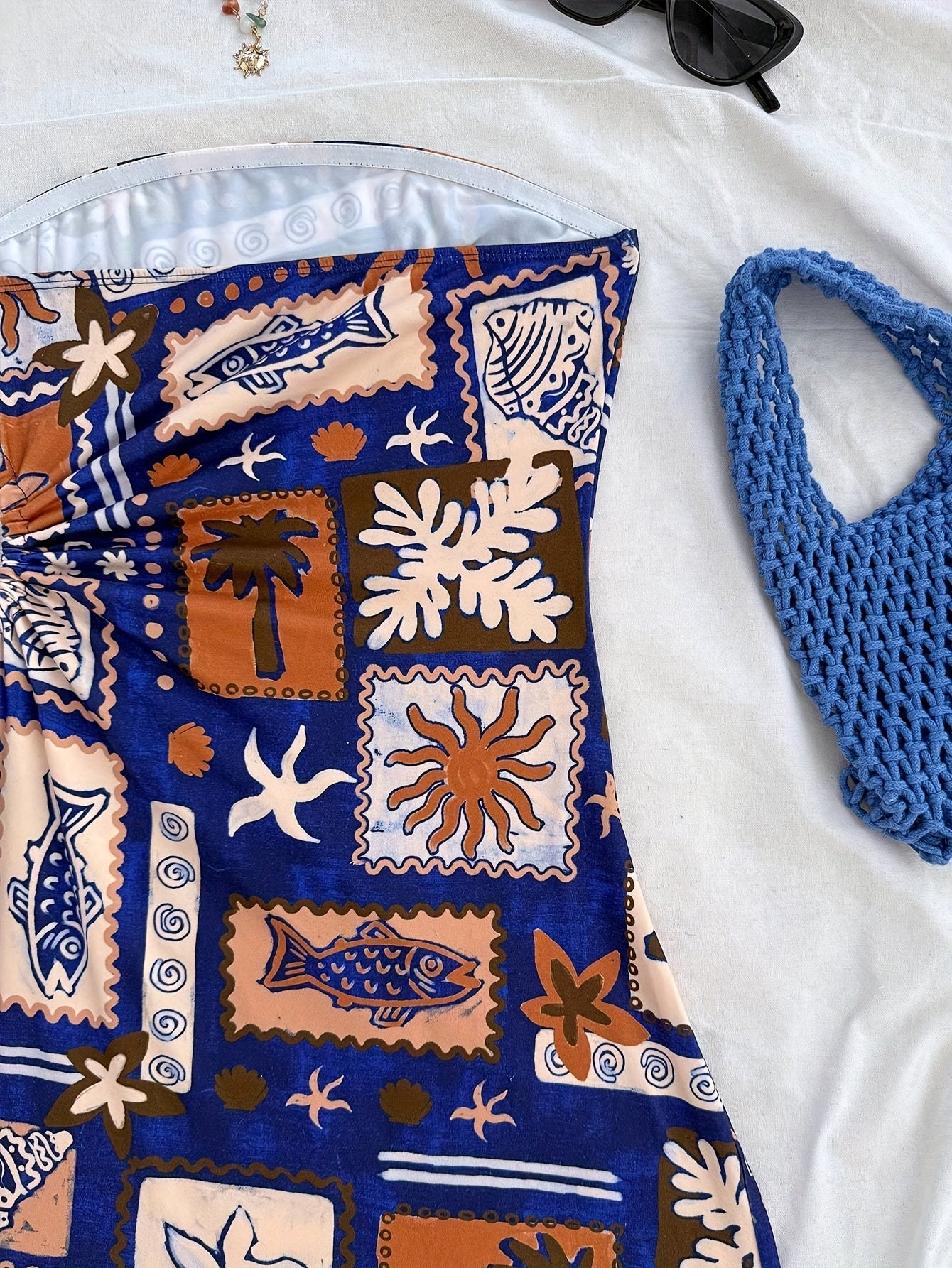 Damen Bandeau Minikleid mit tropischem Strandmuster und seitlicher Schleife – Perfekt für Urlaub & Sommeroutfits