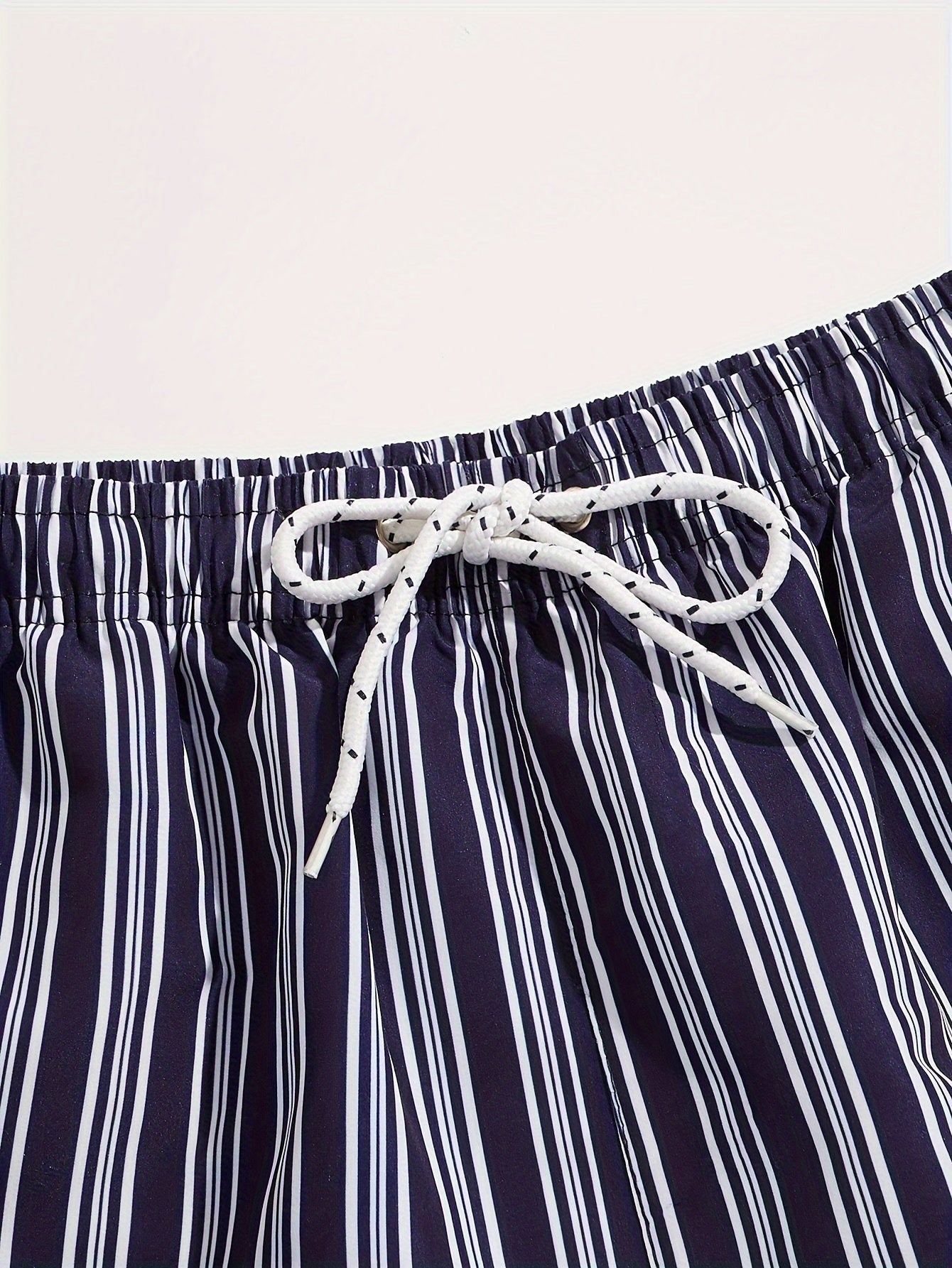 Herren Badeshorts im modernen Streifen-Design – Freizeit & Strandmode