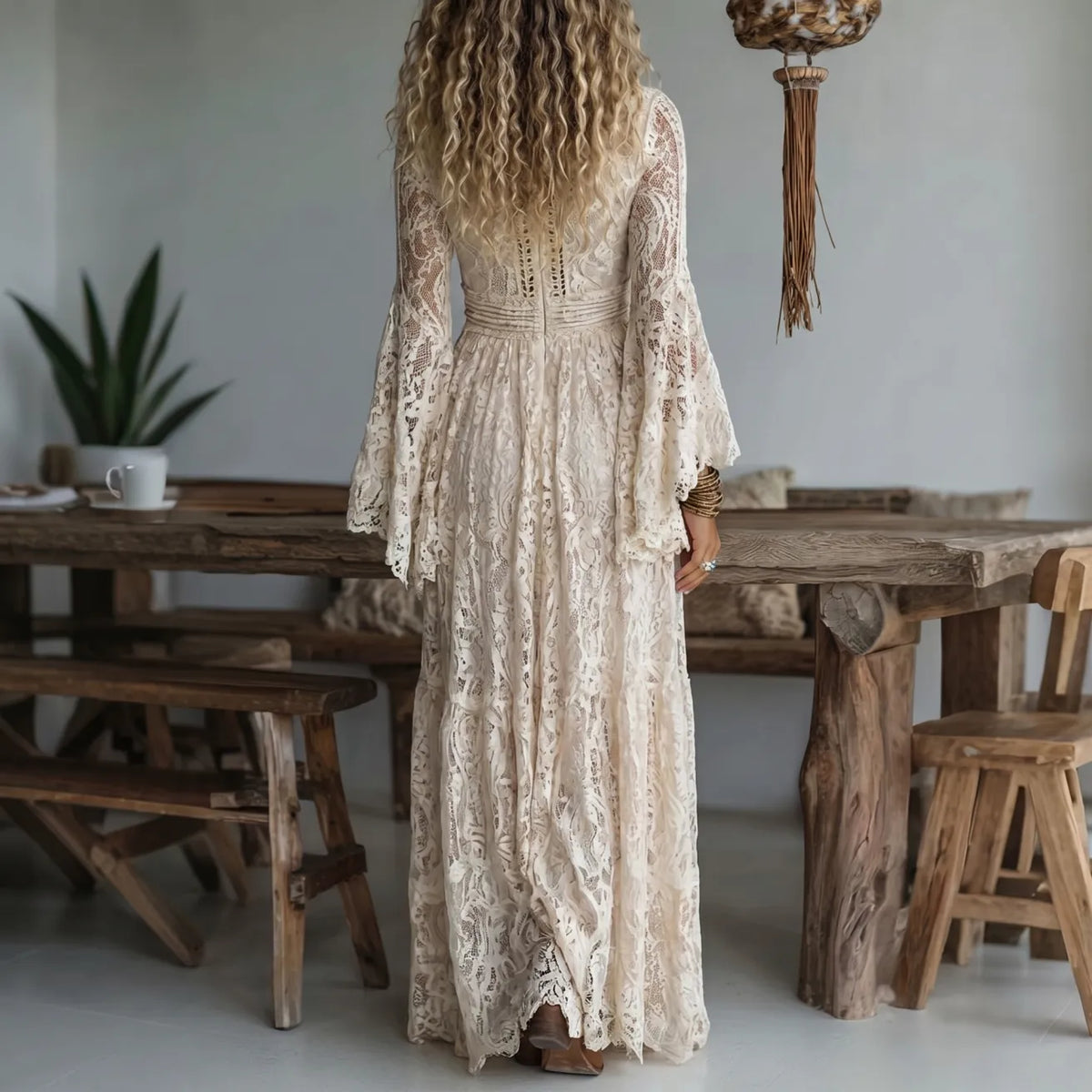 Damen Spitzen Maxikleid Beige V-Ausschnitt Glockenärmel Boho Stil