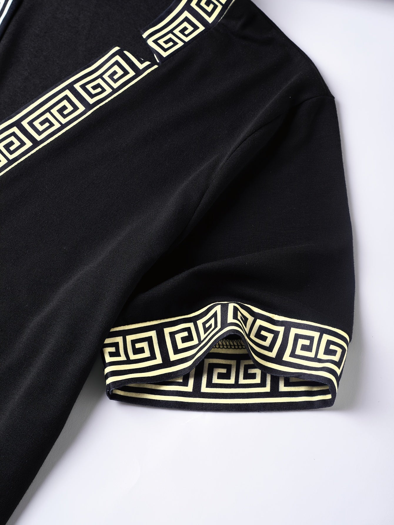 Herren Kurzarmshirt mit tiefem Ausschnitt und geometrischem Muster – Eleganter Freizeit- und Ausgehstil
