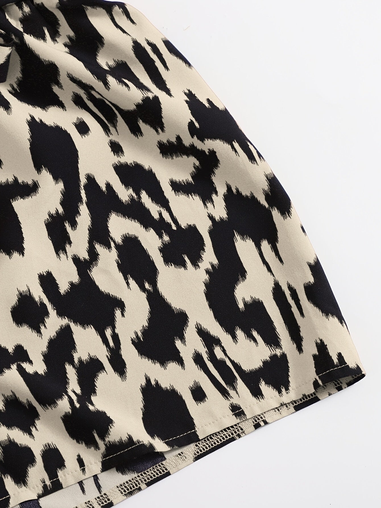 Damen Sommer Set mit One-Shoulder Top und High-Waist Shorts im Animal-Print – Elegantes Freizeit-Outfit