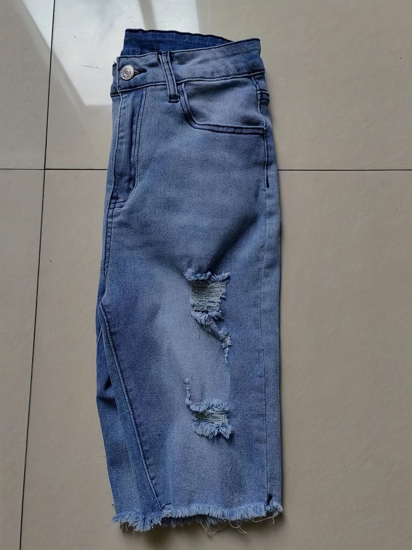 Damen Bermuda Jeans Shorts im Used-Look mit Fransen und Rissen – Lässige Sommermode