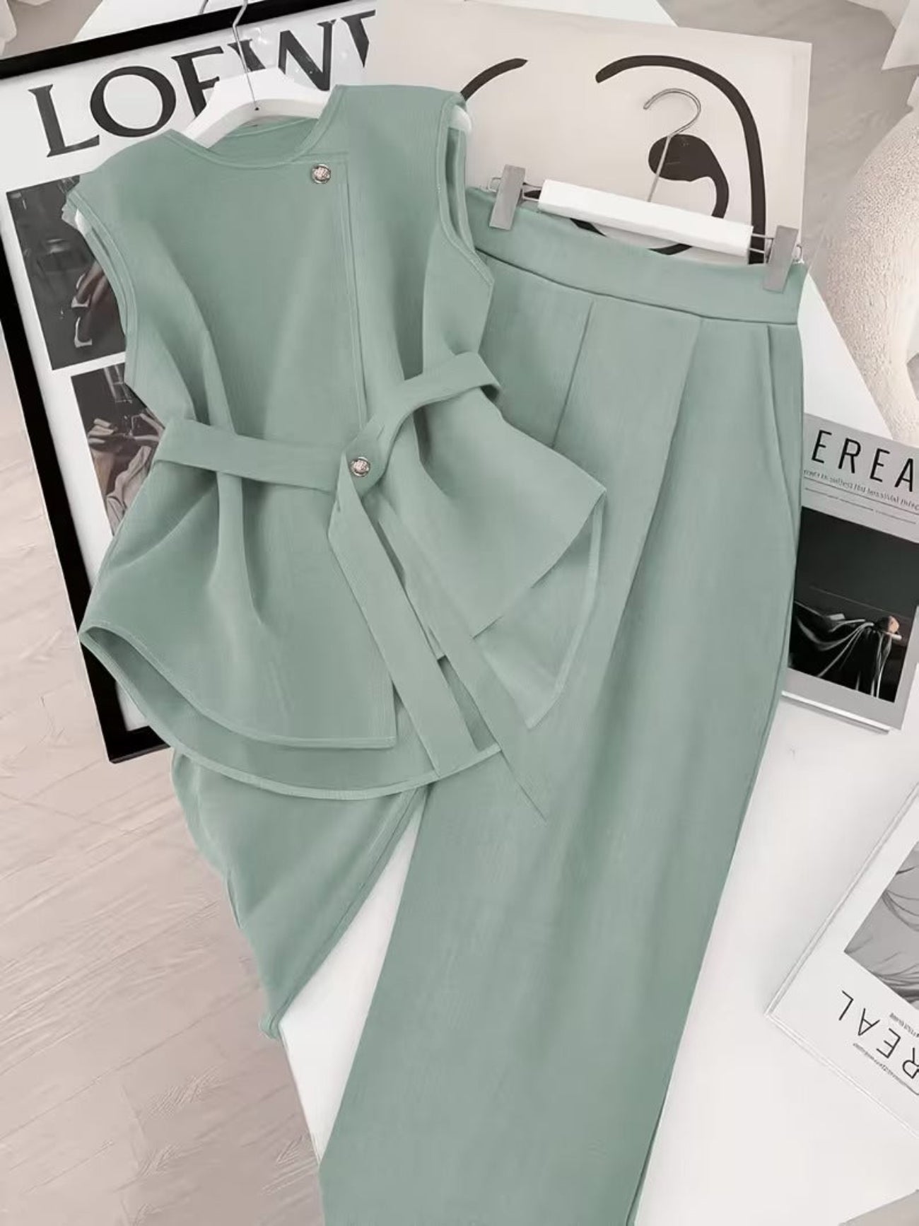 Damen Business Zweiteiler Set – Elegantes Asymmetrisches Top mit Gürtel und Weite Hose für Büro & Alltag