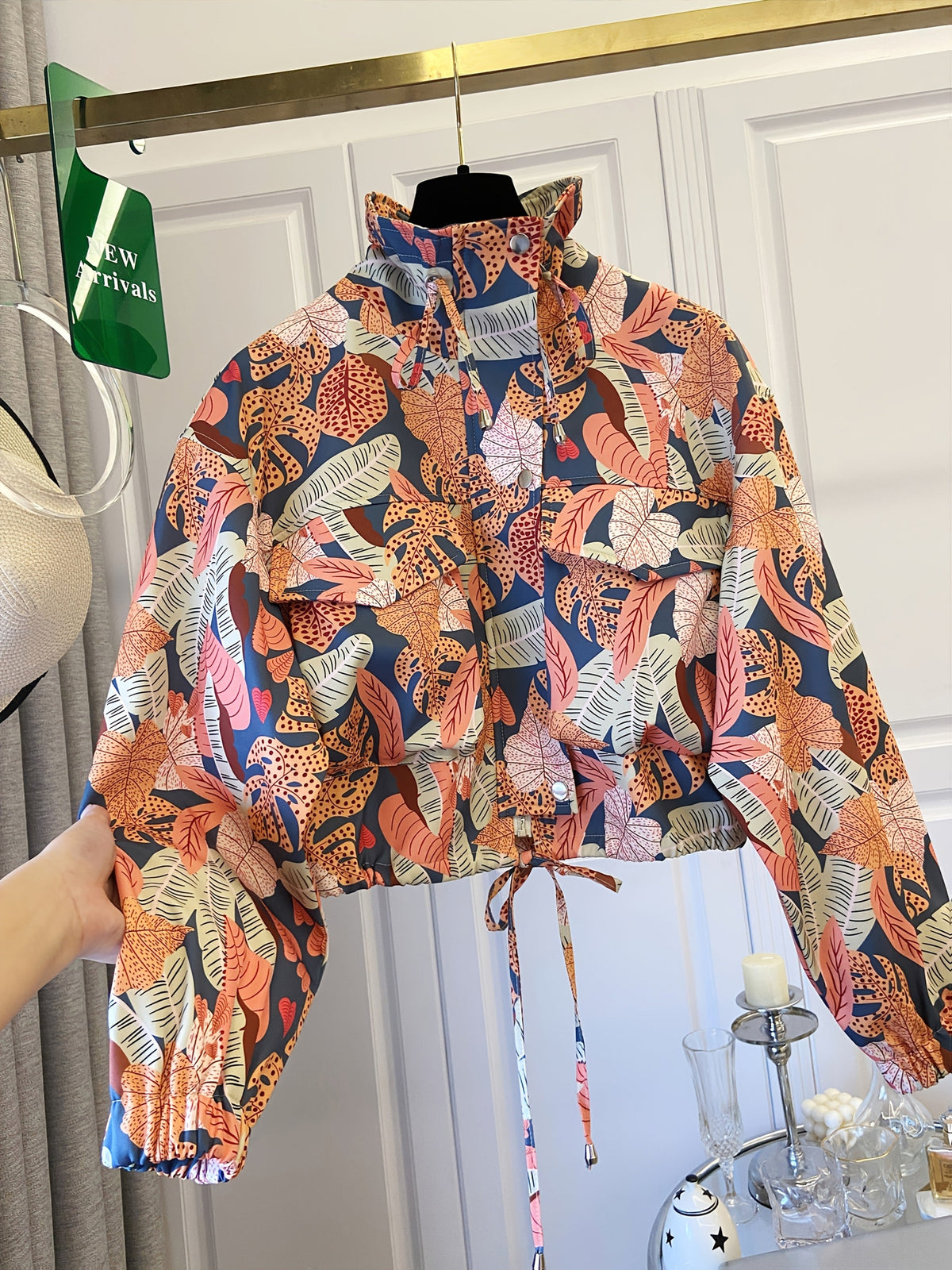Kurze Damen Übergangsjacke mit Stehkragen und Kordelzug