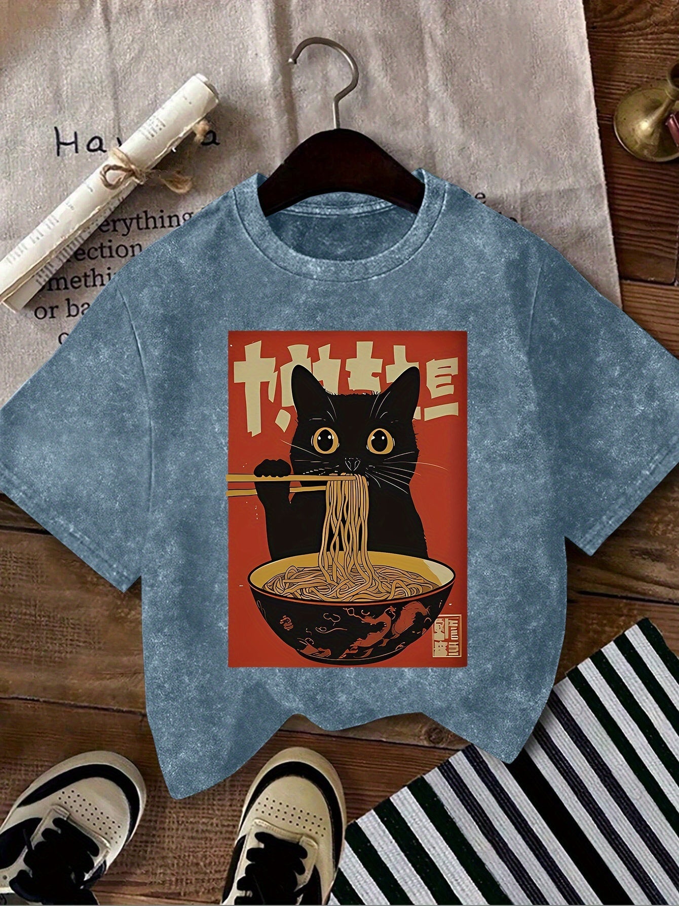 Damen Vintage T-Shirt mit Katze und Ramen-Nudeln – Lustiges Grafikshirt für Alltag und Freizeit
