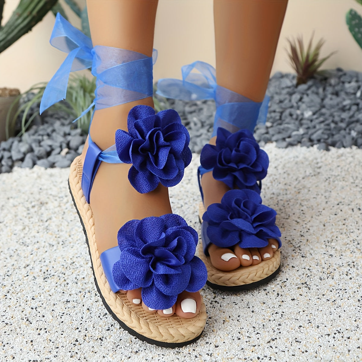 Damen Sandalen mit Blumenverzierung und Schleifen – Verspielte Sommerschuhe im femininen Stil