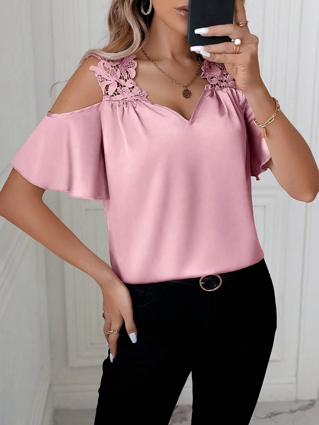 Damen Cold-Shoulder Bluse mit Spitzendetail und elegantem Schnitt – Stylische Mode für Büro & Freizeit