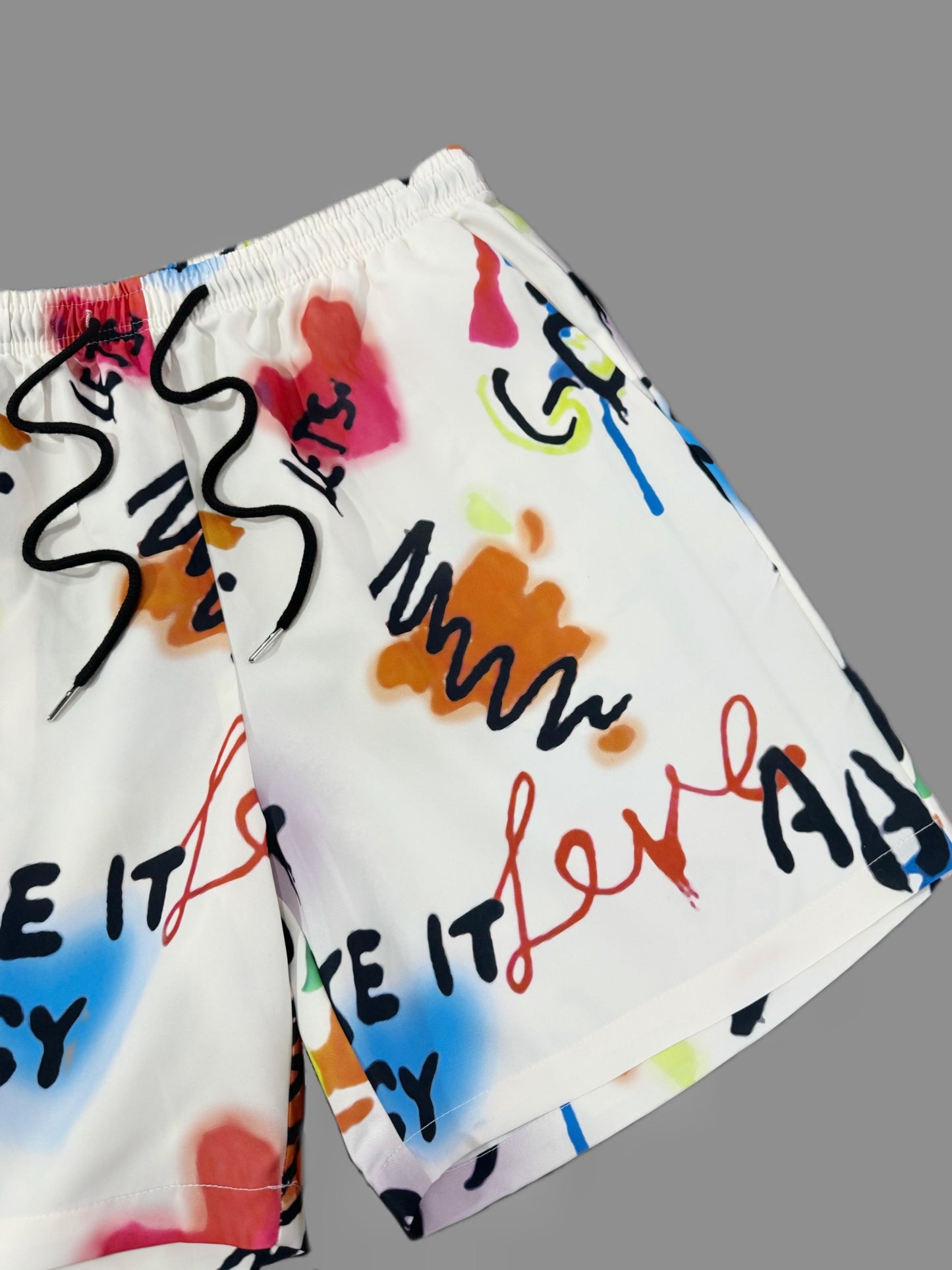 Herren Streetwear Shorts mit Graffiti-Print und Motivations-Sprüchen – Lässige Freizeithose für Alltag und Strand