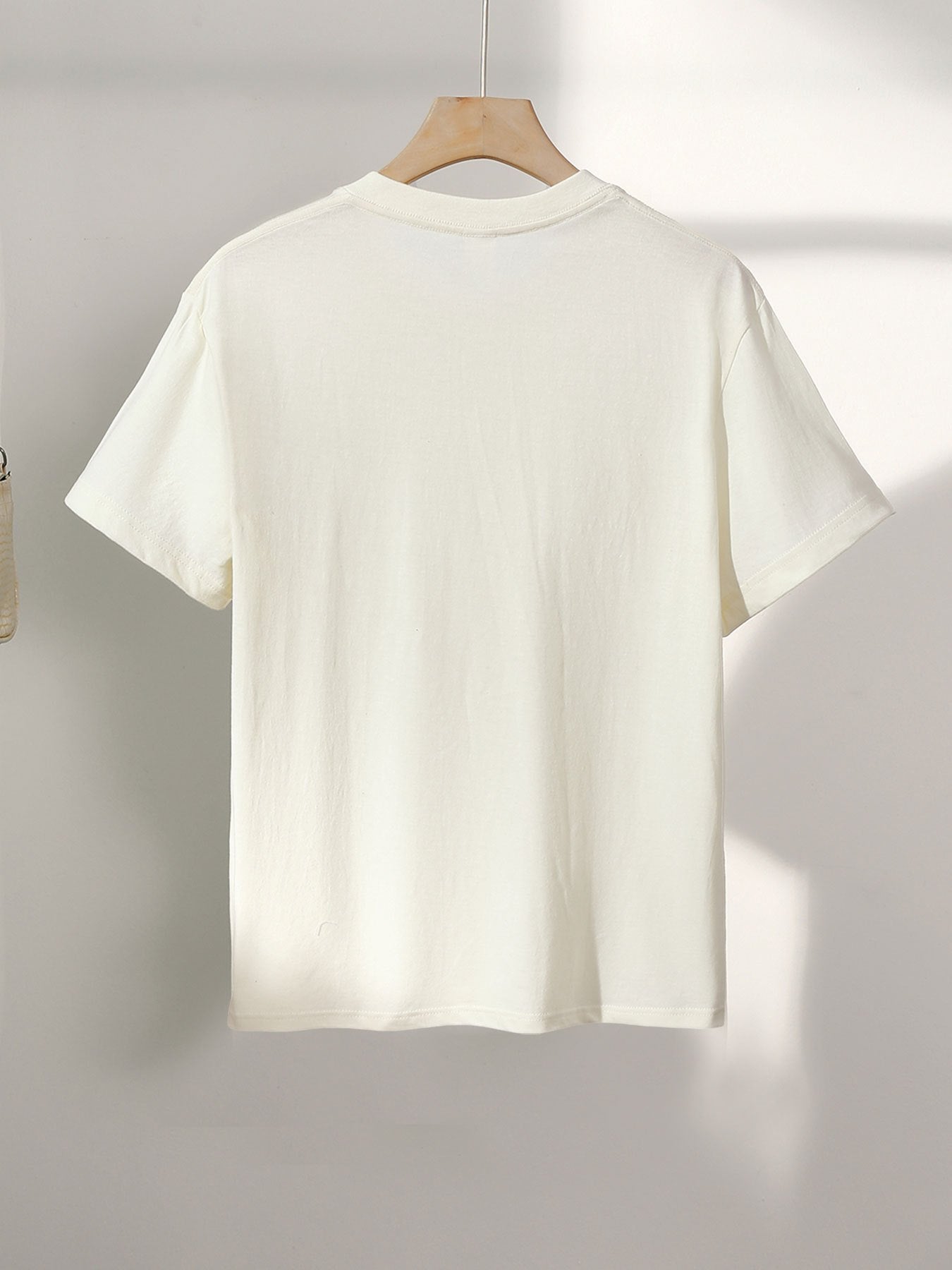 Damen T-Shirt mit abstraktem Gesicht Print – Modernes Kunst Design, Freizeitstil, ideal für Alltag und Streetwear