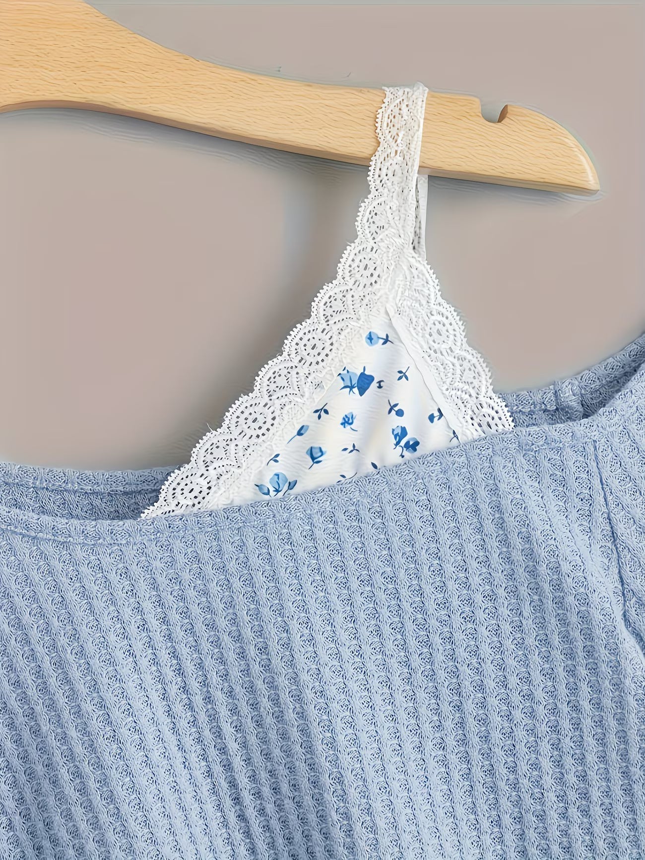 Damen Off-Shoulder Strickpullover mit Spitzen-Detail – Modischer Cropped Sweater für Alltag und Freizeit