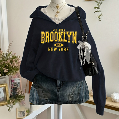 Damen Sweatshirt mit Reißverschluss Brooklyn Print, Langarm und Kragen