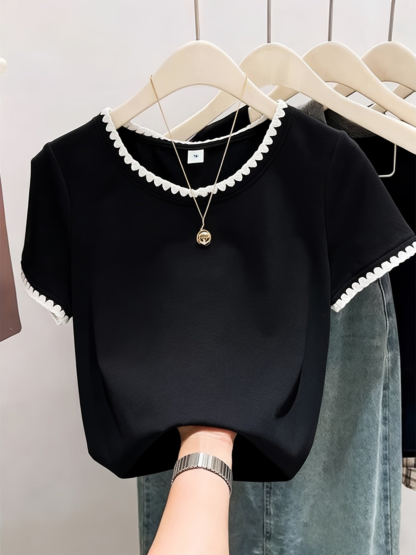 Damen Bluse mit Wellensaum und elegantem Rundhalsausschnitt – Stilvolle Alltags- und Bürobluse