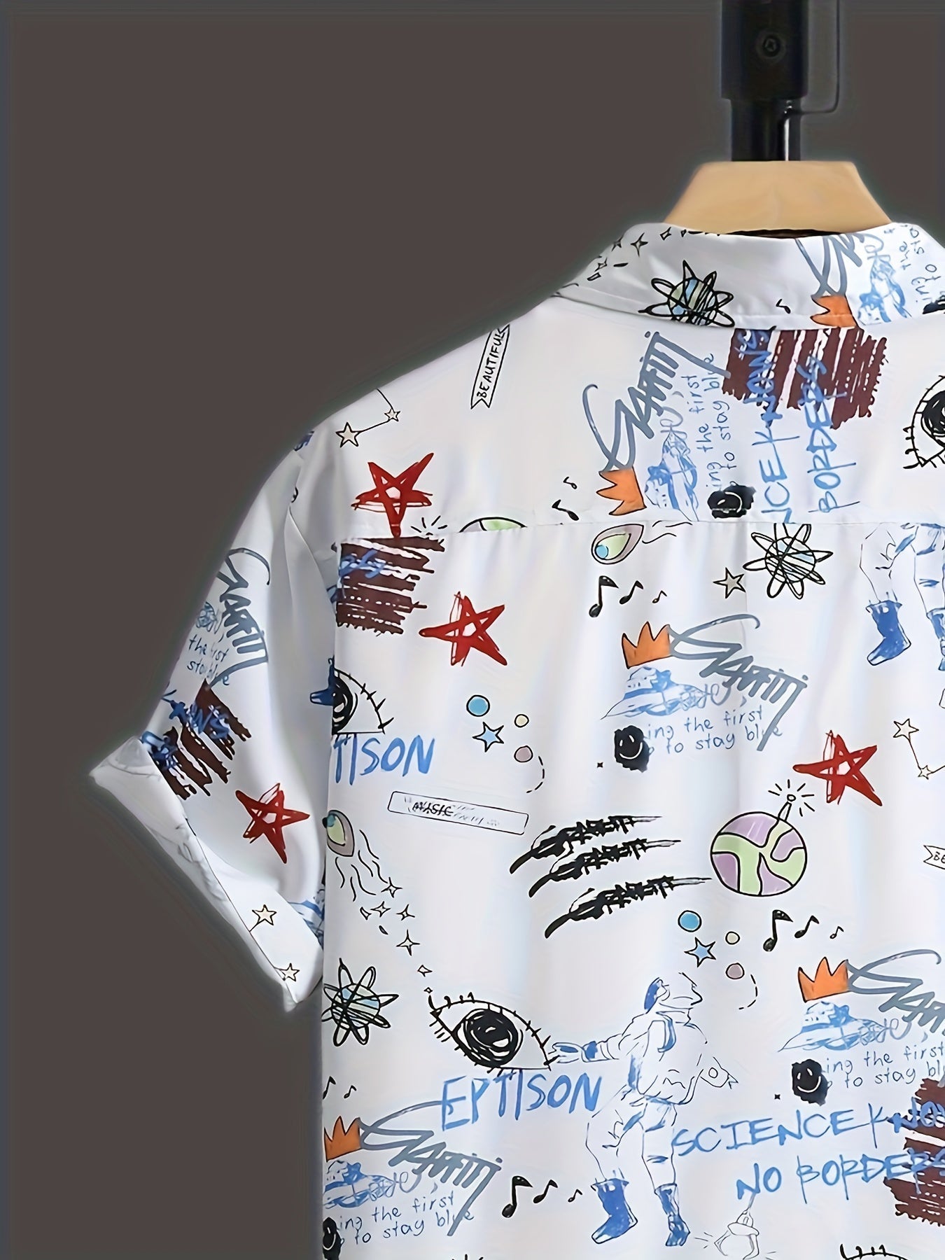 Herren Kurzarm Hemd mit Graffiti-Print – Urban Streetwear Stil für Freizeit & Alltag