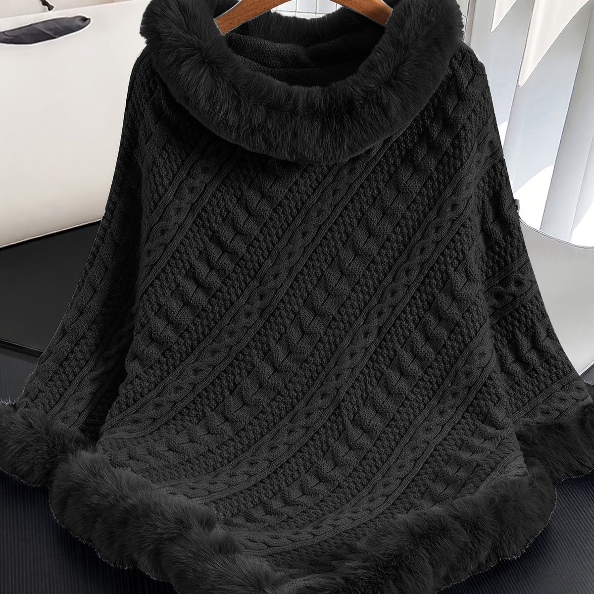 Damen Strickponcho mit Zopfmuster und Kunstpelzbesatz