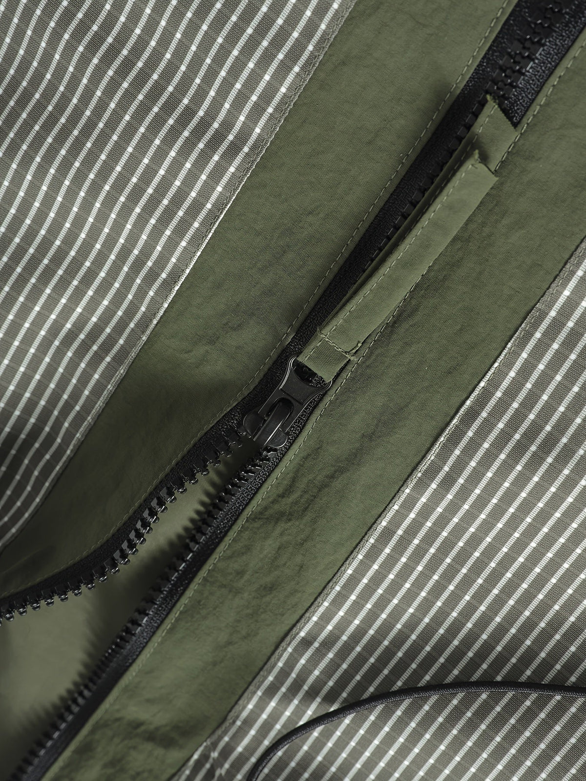 Anorak Jacke gestreift mit Kapuze und Reißverschluss