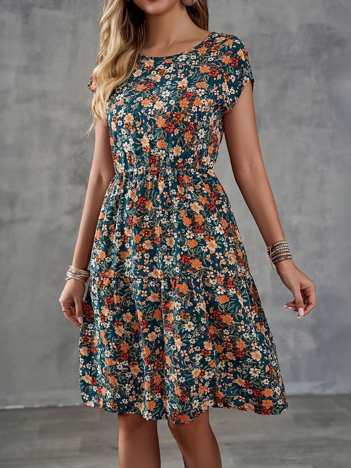 Damen Sommerkleid im Blumenmuster – Freizeit & Urlaub, Knielang, Kurzarm