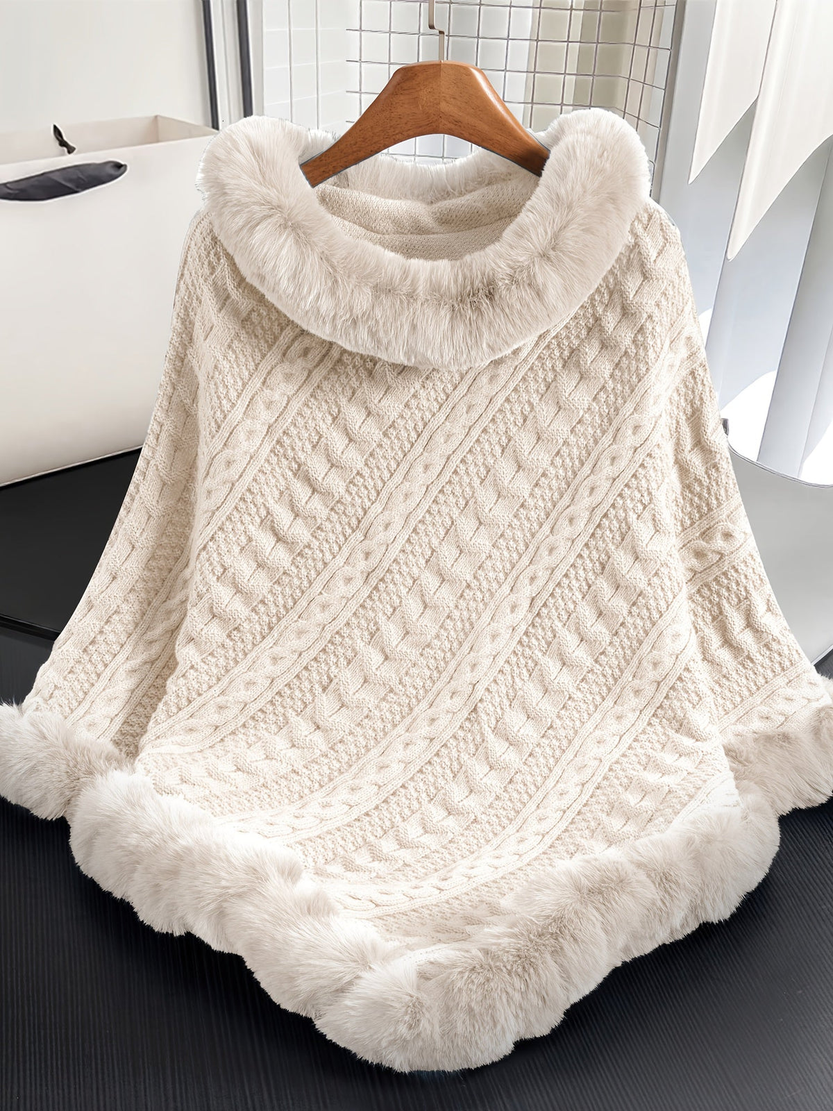 Damen Strickponcho mit Zopfmuster und Kunstpelzbesatz