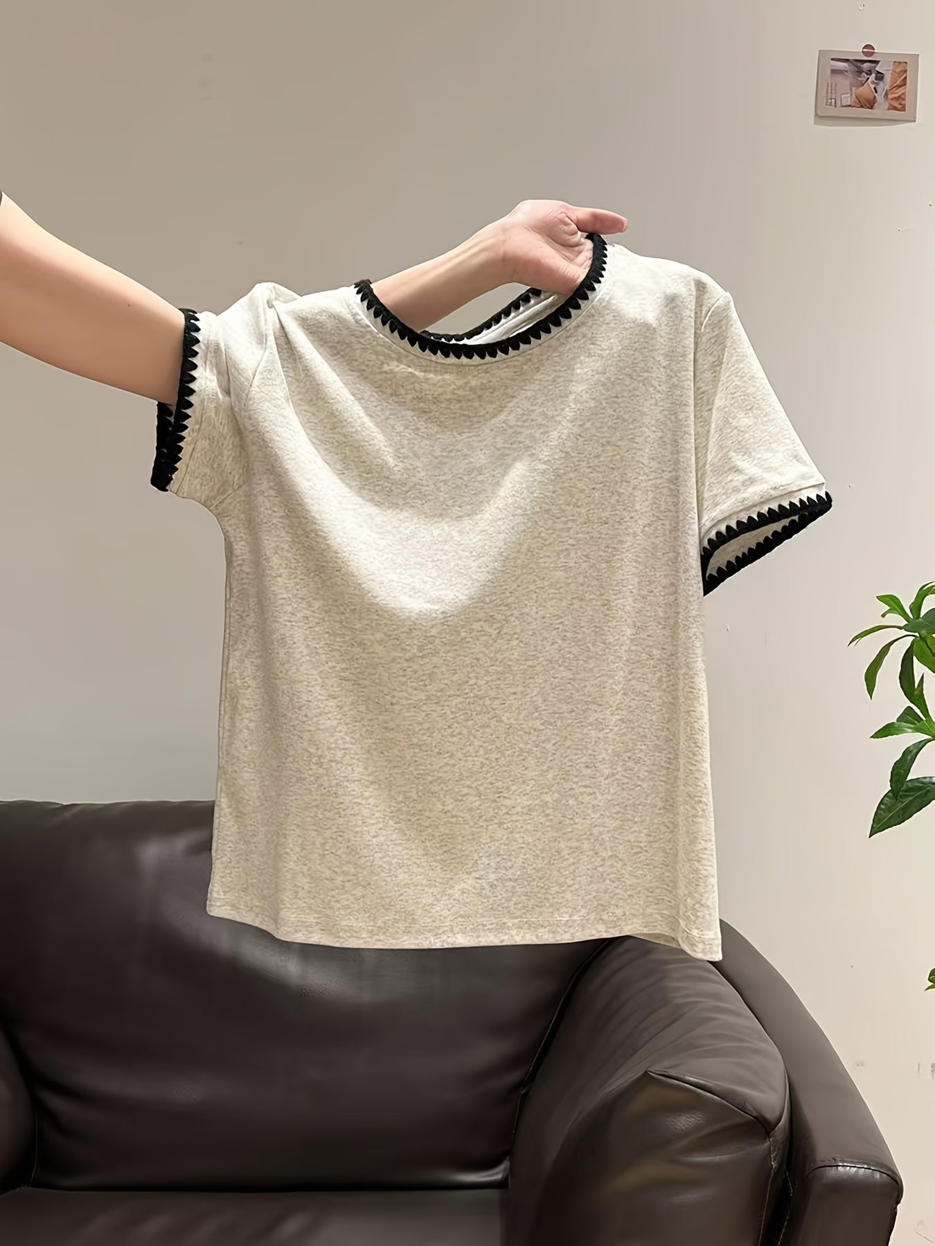 Damen Bluse mit Wellensaum und elegantem Rundhalsausschnitt – Stilvolle Alltags- und Bürobluse