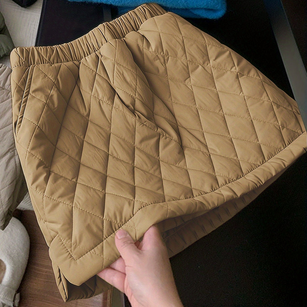 Gesteppter Minirock mit Gummibund in Beige