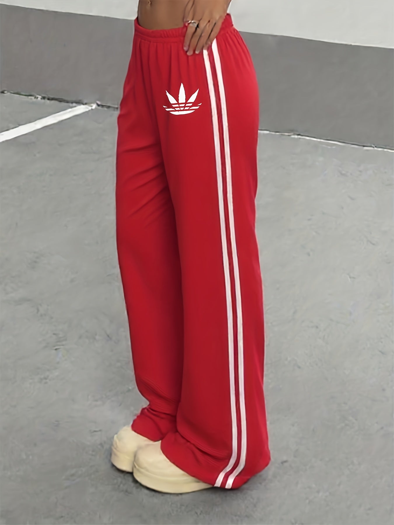 Damen Weite Sporthose mit Streifen und Retro-Look