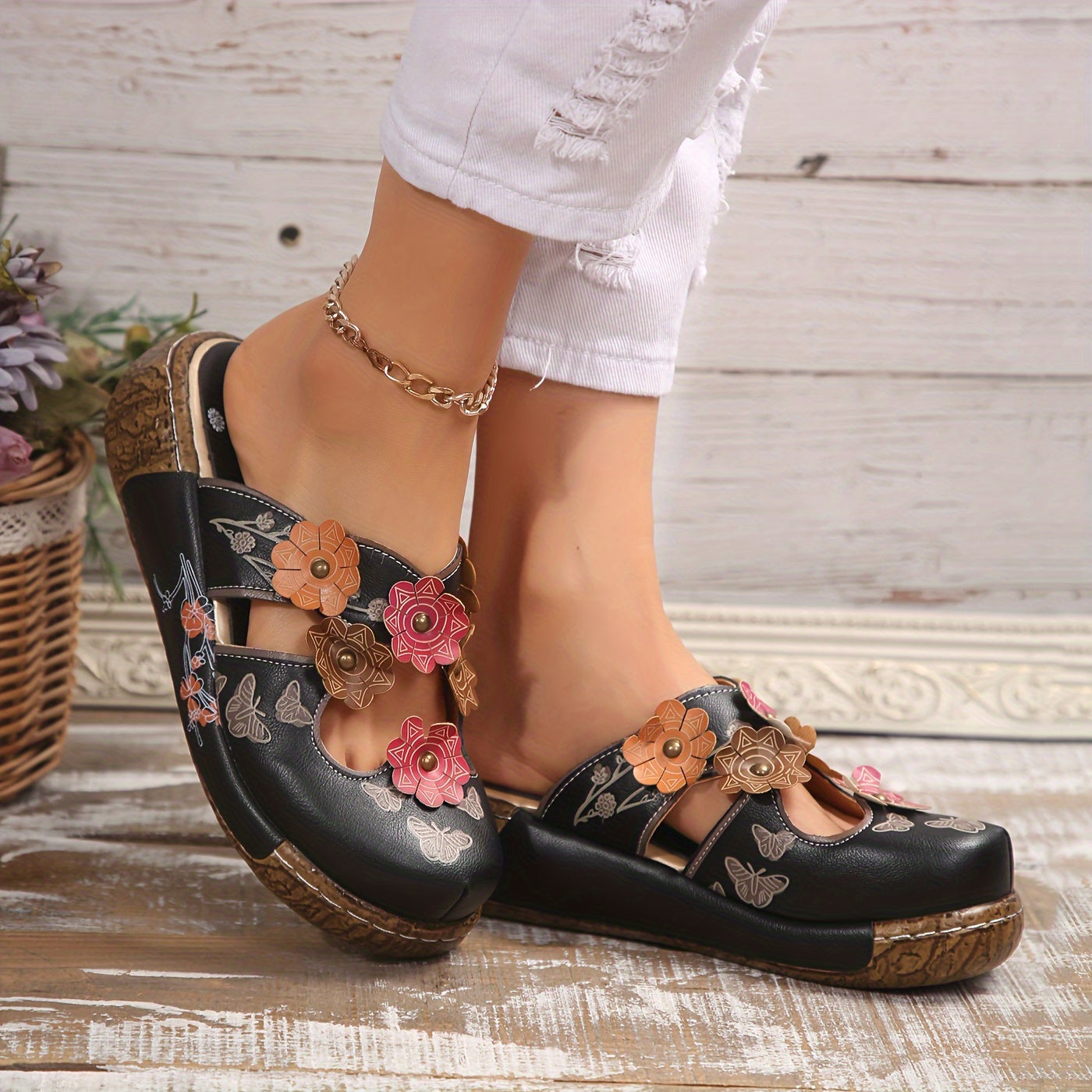 Damen Keilabsatz-Pantoletten mit floralen Applikationen und Schmetterlingsmuster – Boho Style für Alltag und Freizeit